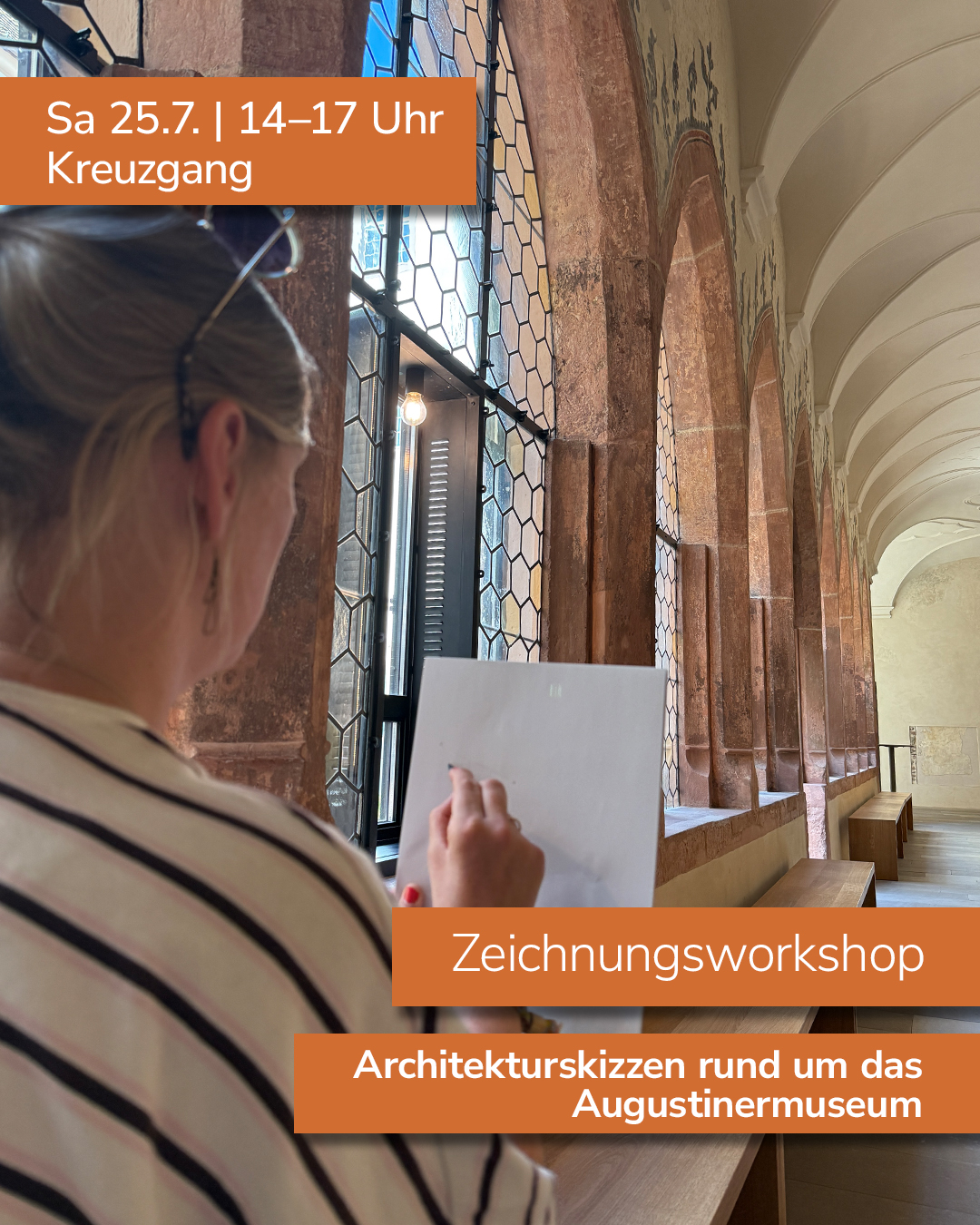 Eine Person zeichnet auf einem Blatt Papier in einem historischen Kreuzgang mit Bogenfenstern. Textboxen geben Informationen zum Event: "Sa 25.7. | 14–17 Uhr Kreuzgang", "Zeichnungsworkshop" und "Architekturskizzen rund um das Augustinermuseum". (KI-Alternativtext)