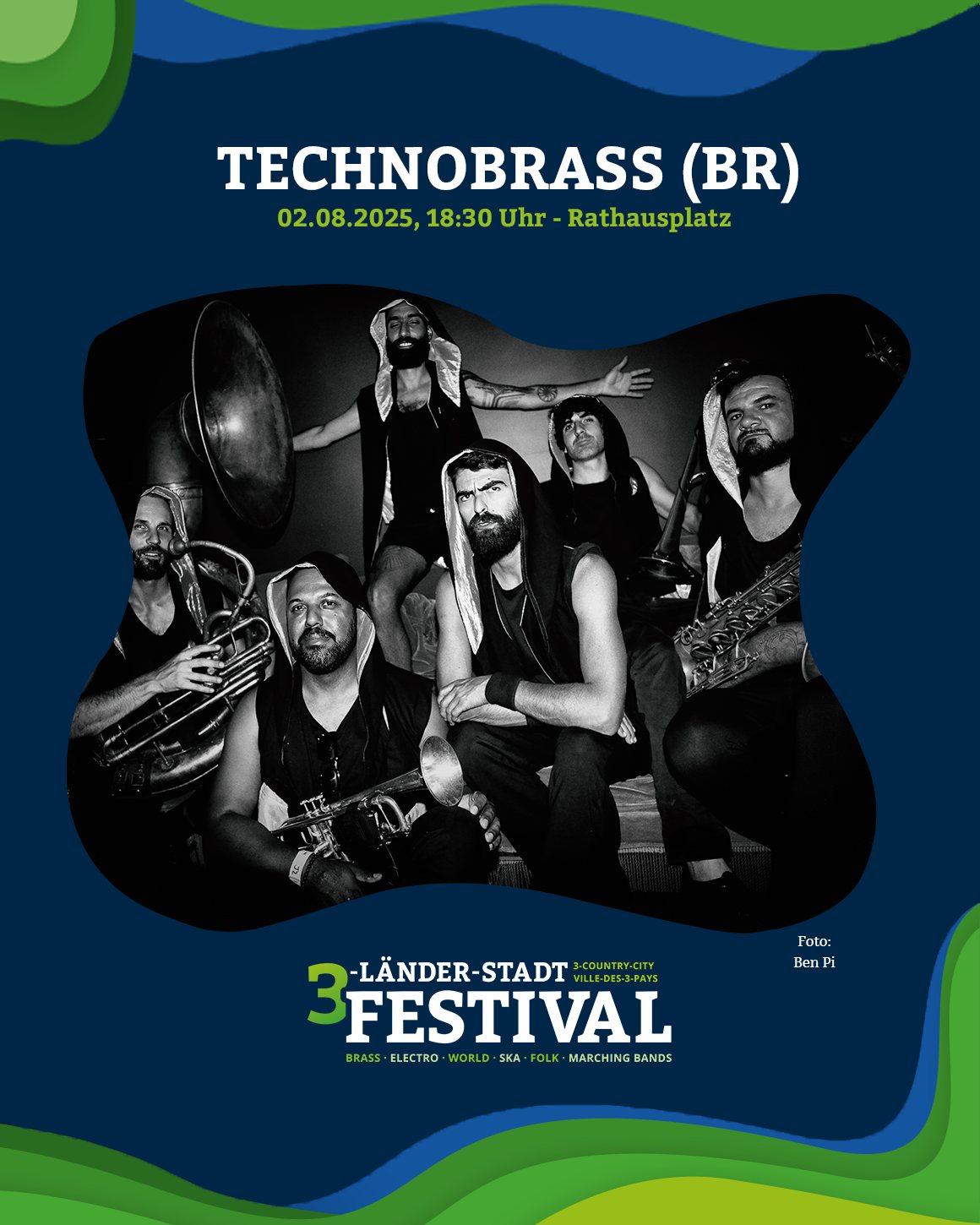 Schwarz-Weißfoto einer Band mit Blasinstrumenten auf einer Veranstaltungsankündigung. Zu sehen sind ebenfalls der Name der Band, das Datum, die Uhrzeit und der Veranstaltungsort.