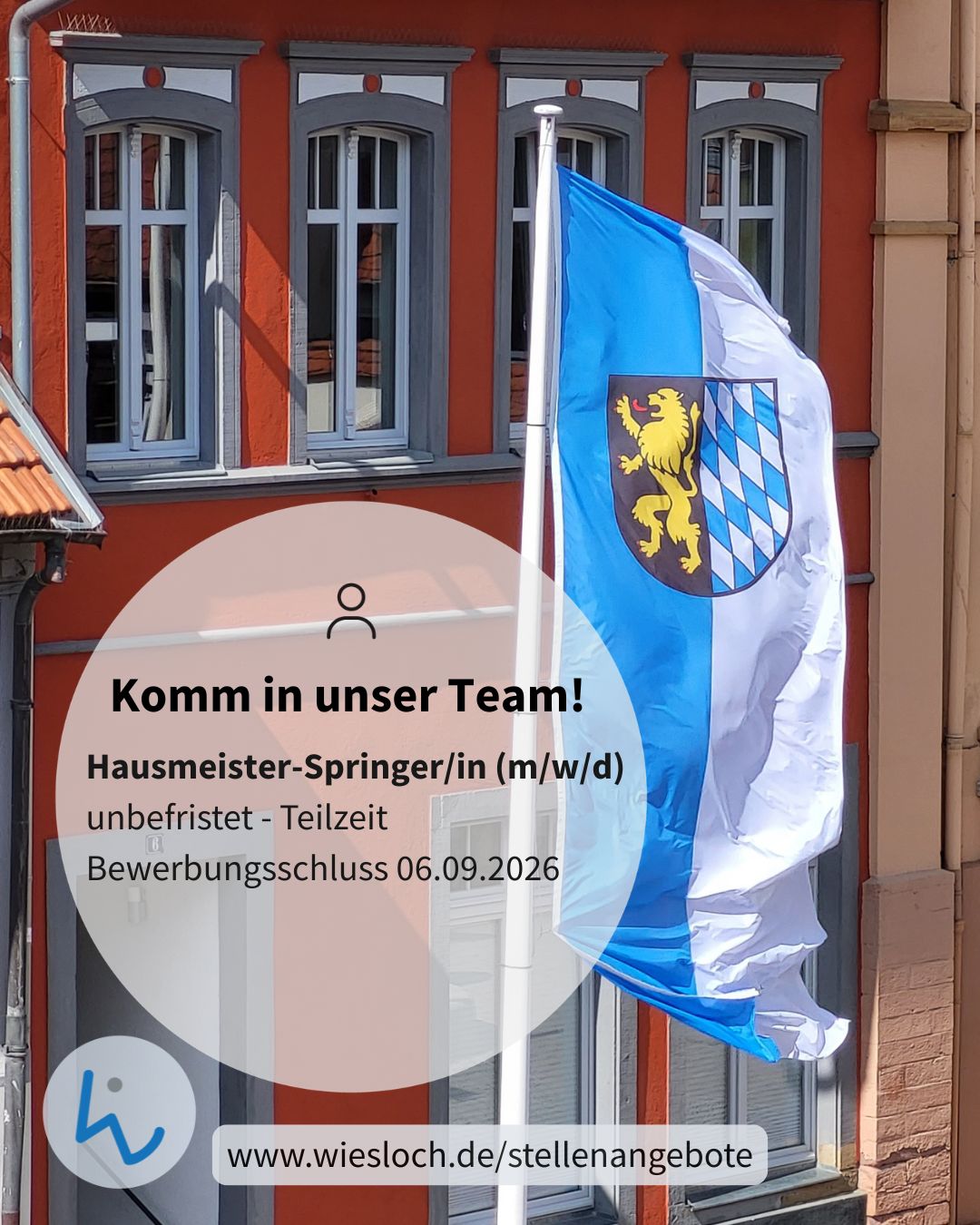 Eine Stellenanzeige vor dem Hintergrund eines roten Gebäudes und der Flagge von Wiesloch. Der Text lautet: "Komm in unser Team! Hausmeister-Springer/in (m/w/d) unbefristet - Teilzeit Bewerbungsschluss 06.09.2026". Unten steht die Webadresse www.wiesloch.de/stellenangebote. (KI-Alternativtext)