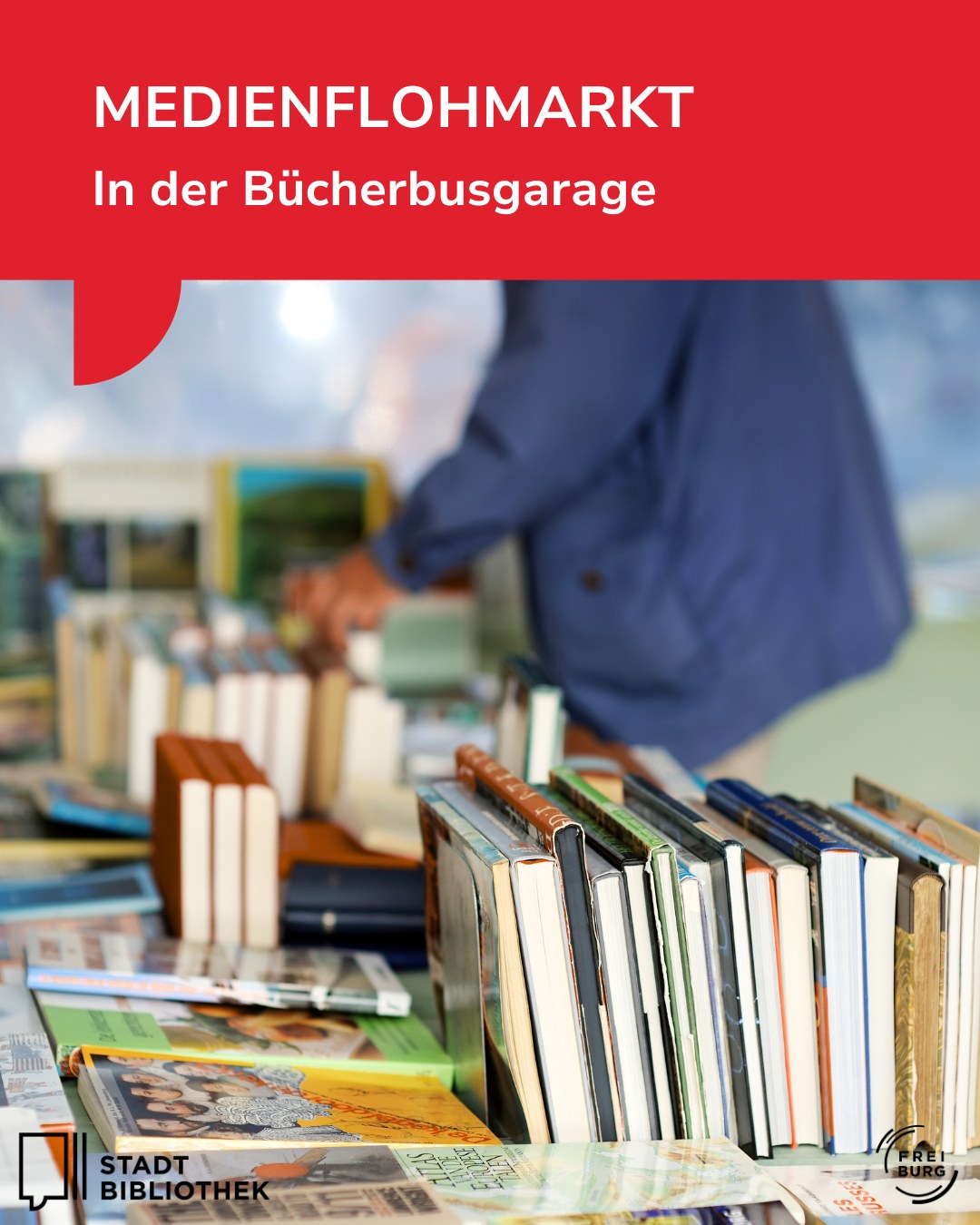 Medienflohmarkt in der Bücherbusgarage: Viele Bücher auf Tischen, eine Person im Hintergrund sucht darin. Logos von Stadt Bibliothek und Freiburg unten links und rechts. (KI-Alternativtext)