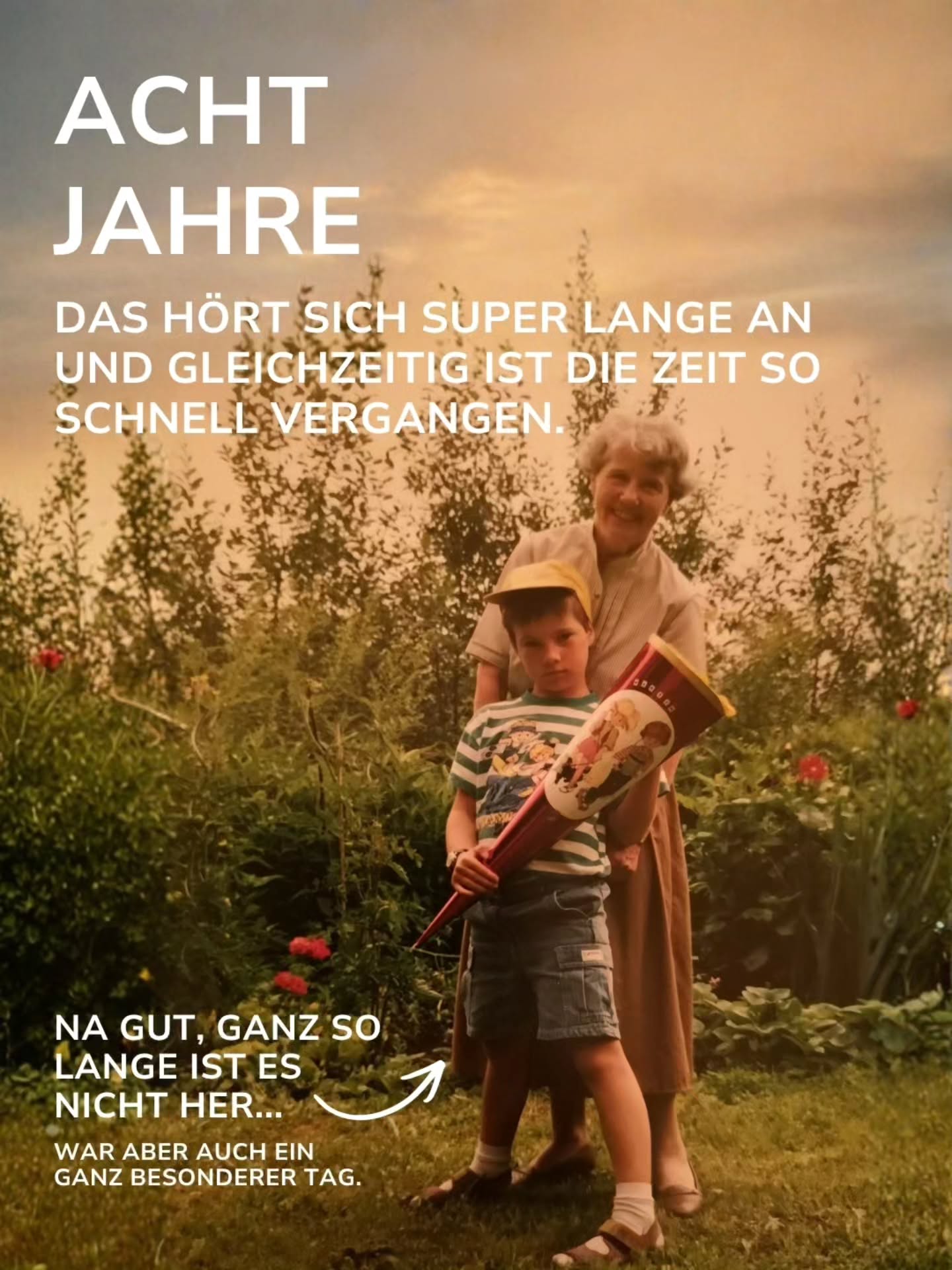 Eine ältere Person steht im Garten hinter einem Kind mit gelber Kopfbedeckung, das ein großes, rotes, kegelförmiges Objekt hält. Der Text im Bild lautet: „ACHT JAHRE. DAS HÖRT SICH SUPER LANGE AN UND GLEICHZEITIG IST DIE ZEIT SO SCHNELL VERGANGEN.“ Unten steht: „NA GUT, GANZ SO LANGE IST ES NICHT HER... WAR ABER AUCH EIN GANZ BESONDERER TAG.“ (KI-Alternativtext)