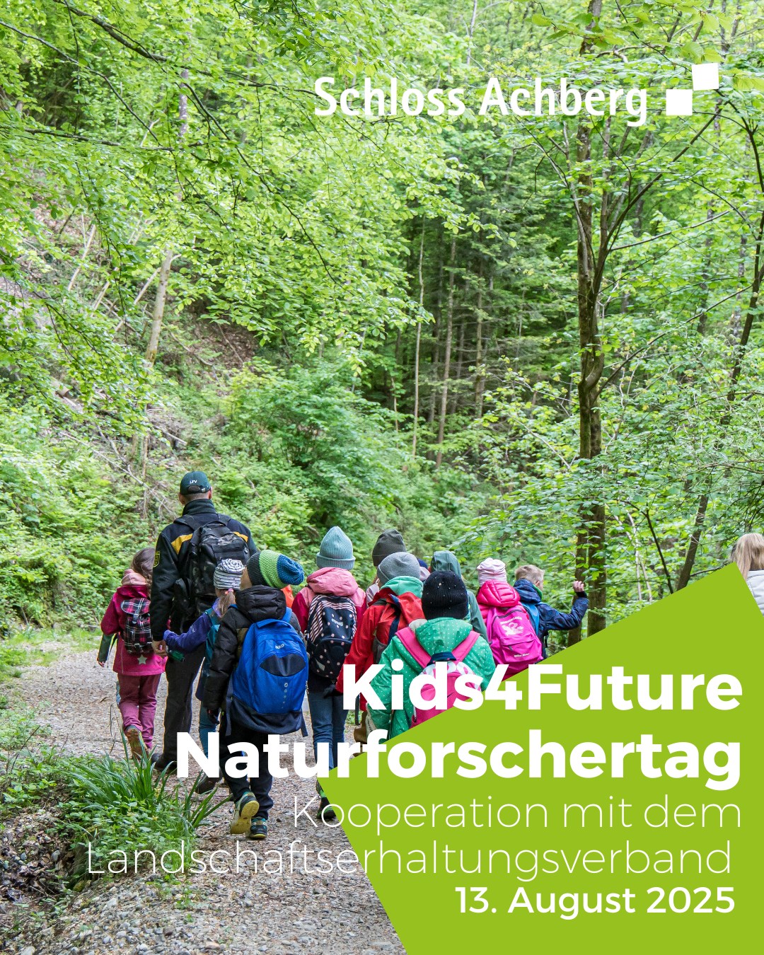 Eine Gruppe von Leuten geht einen Pfad entlang, der von Bäumen gesäumt ist. Text kündigt einen Naturforschertag an.