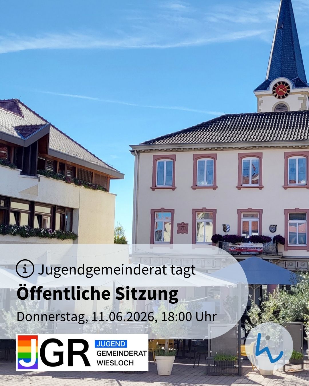 Jugendgemeinderat Wiesloch tagt öffentlich Donnerstag, 11.06.2026, 18:00 Uhr. Im Hintergrund ein Gebäude mit Turm und blauem Himmel, davor Sitzgelegenheiten. Logos von JGR und einer weiteren Organisation sind sichtbar. (KI-Alternativtext)