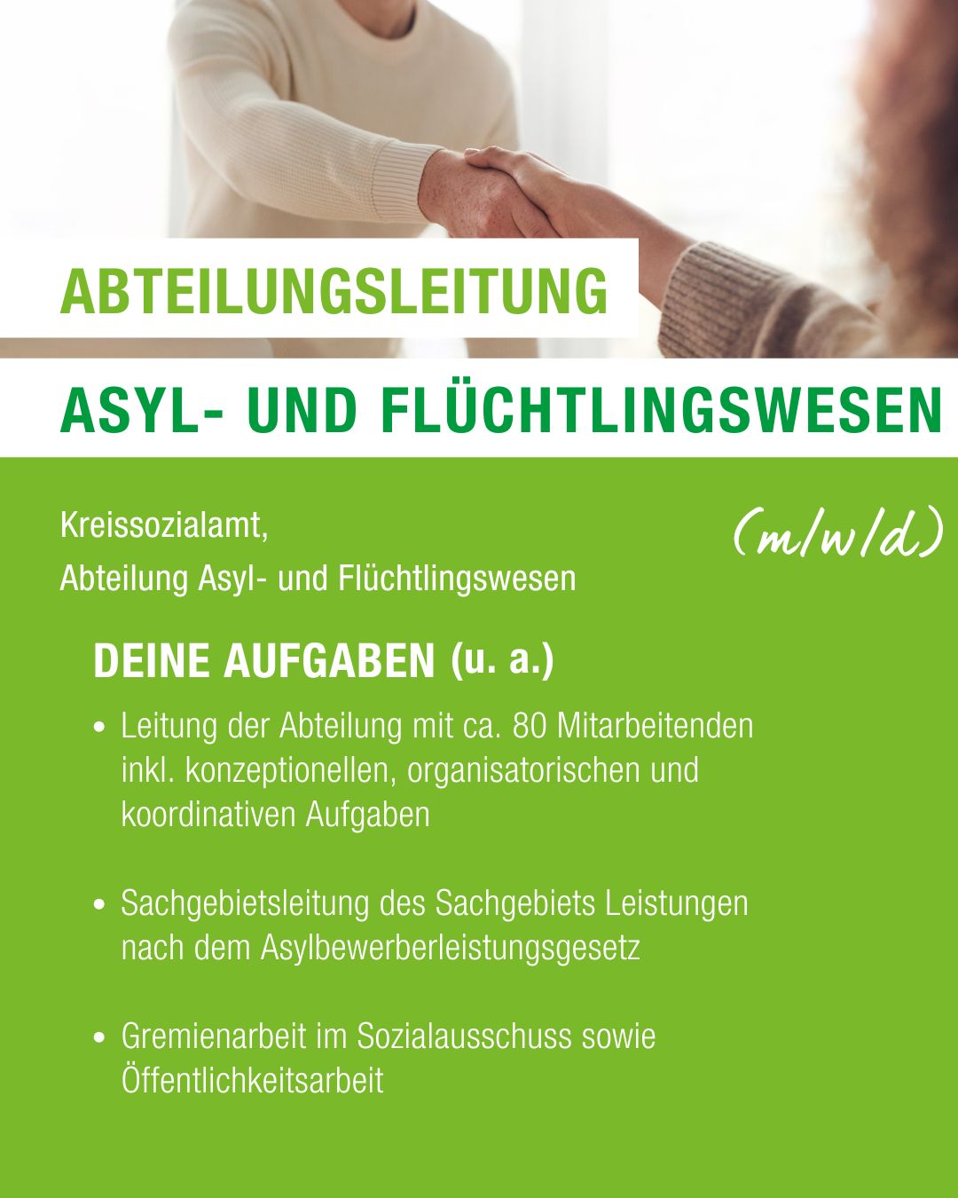 Dieser Alternativtext wurde KI-generiert: Ein schwarz-weißes Dokument mit grünen Akzenten, das eine Stellenanzeige für eine Leitungsposition im Bereich Asyl- und Flüchtlingswesen enthält. Es listet Aufgaben und Verantwortlichkeiten auf.