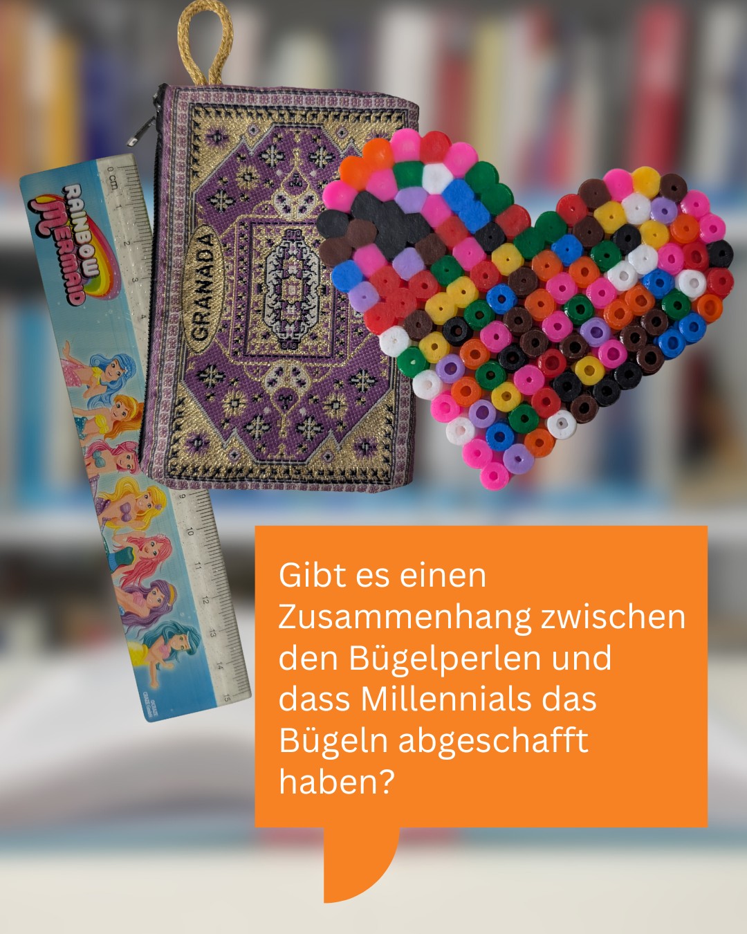 Dieser Alternativtext wurde KI-generiert: Ein flaches, buntes Arrangement aus Gegenständen liegt auf einer Oberfläche. Es beinhaltet Textilien, Bastelmaterialien und kleine bunte Objekte, die an Perlen erinnern.