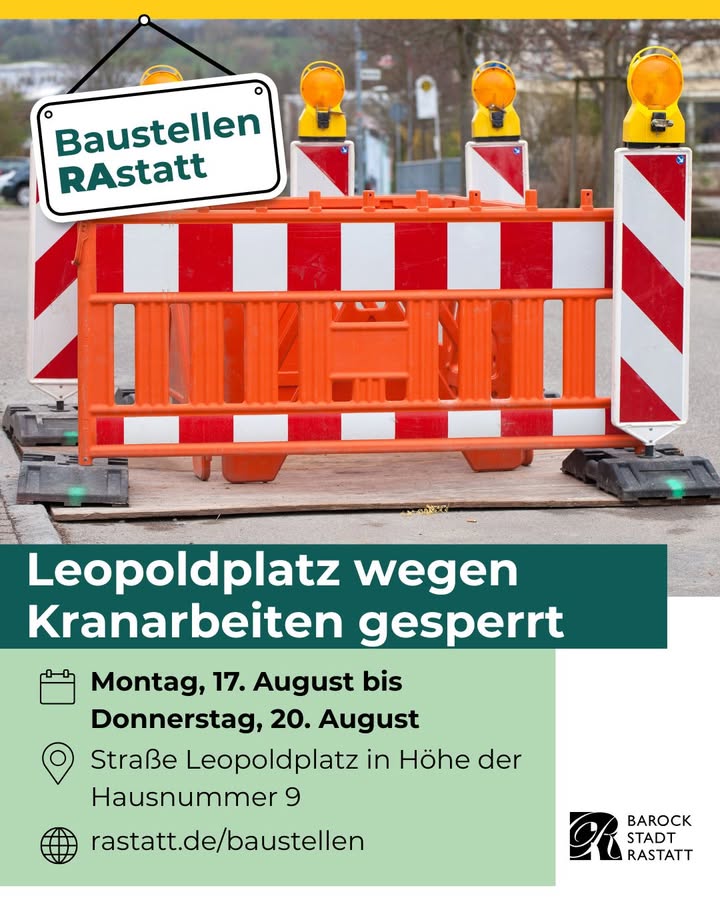 Eine orange-weiße Baustellensperre mit gelben Warnleuchten und einem Schild "Baustellen RASTATT" steht vor dem Text "Leopoldplatz wegen Kranarbeiten gesperrt". Die Sperrung gilt vom 17. bis 20. August an der Straße Leopoldplatz in Höhe der Hausnummer 9, weitere Infos unter rastatt.de/baustellen. Unten rechts ist das Logo der Barockstadt Rastatt. (KI-Alternativtext)