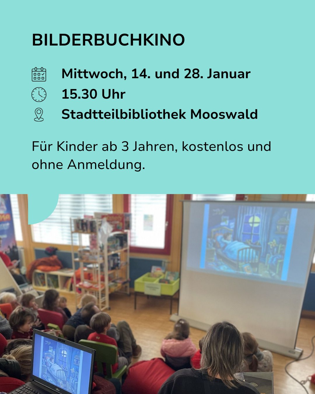 Dieser Alternativtext wurde KI-generiert: Ein Innenraum zeigt eine Gruppe von Personen, die einem Film oder einer Präsentation auf einer Leinwand zuschauen. Ein Kalender und weitere Informationen über eine Veranstaltung sind im oberen Bildbereich sichtbar.