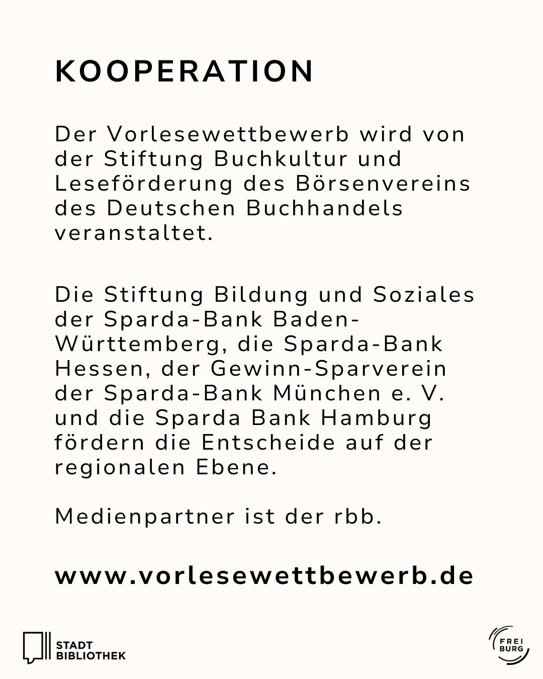 Dieser Alternativtext wurde KI-generiert: Schwarzes und weißes Bild mit Text. Es zeigt Informationen über eine Kooperation und einen Vorlesewettbewerb, gesponsert von verschiedenen Institutionen.