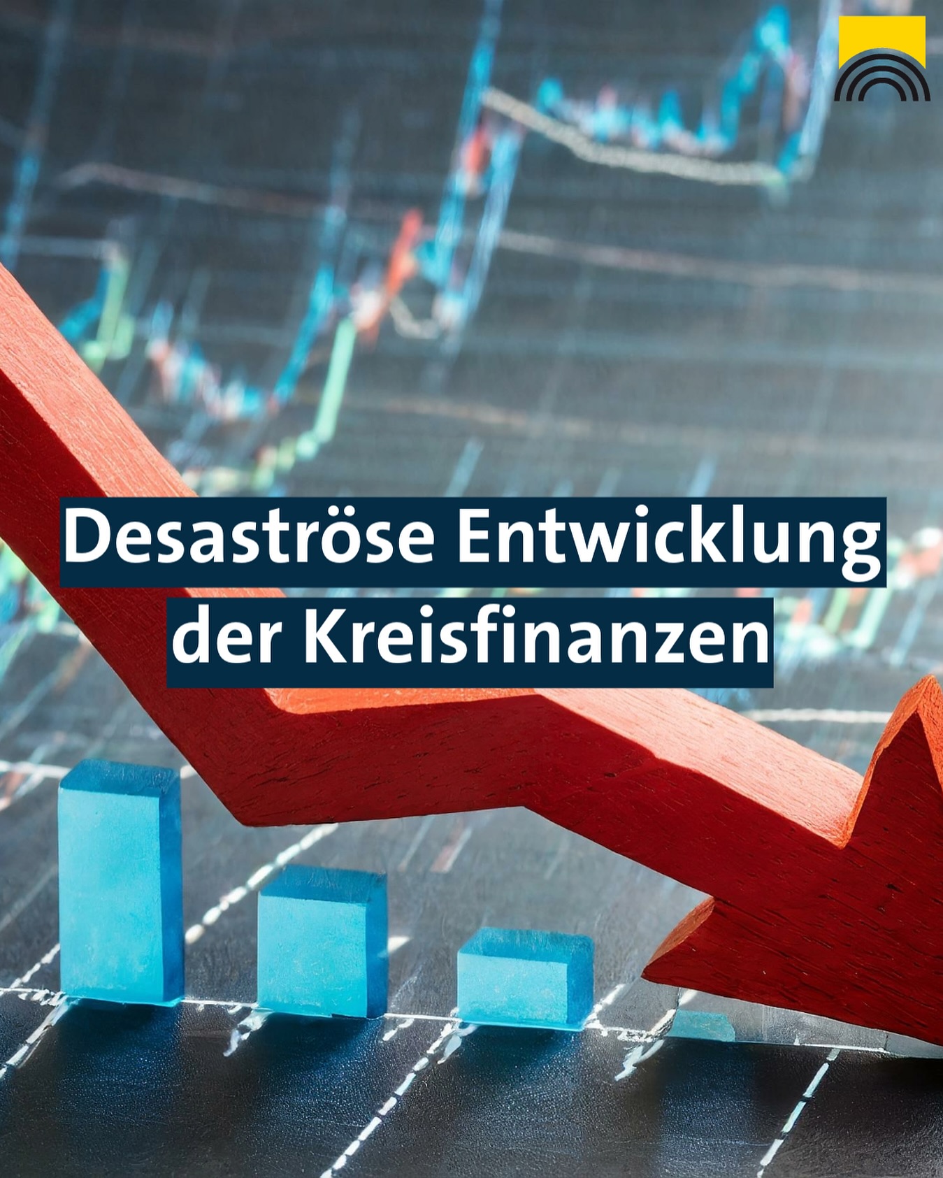 Eine rote fallende Pfeilgrafik, begleitet von abnehmenden blauen Balken, deutet auf eine negative Entwicklung hin. Im Hintergrund ist ein Aktienkursdiagramm zu sehen.
