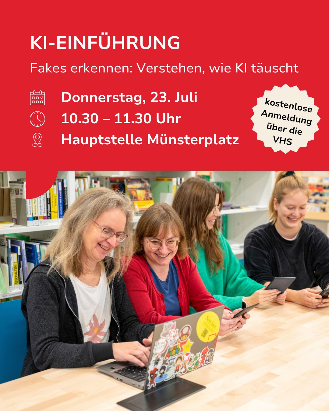 Flyer für eine KI-Einführung mit dem Untertitel Fakes erkennen: Verstehen, wie KI täuscht, am Donnerstag, 23. Juli, von 10.30 bis 11.30 Uhr an der Hauptstelle Münsterplatz. Vier Personen sitzen an einem Tisch vor Bücherregalen und schauen lächelnd auf Laptops und Tablets. Ein weißer Stern weist auf eine kostenlose Anmeldung über die VHS hin. (KI-Alternativtext)