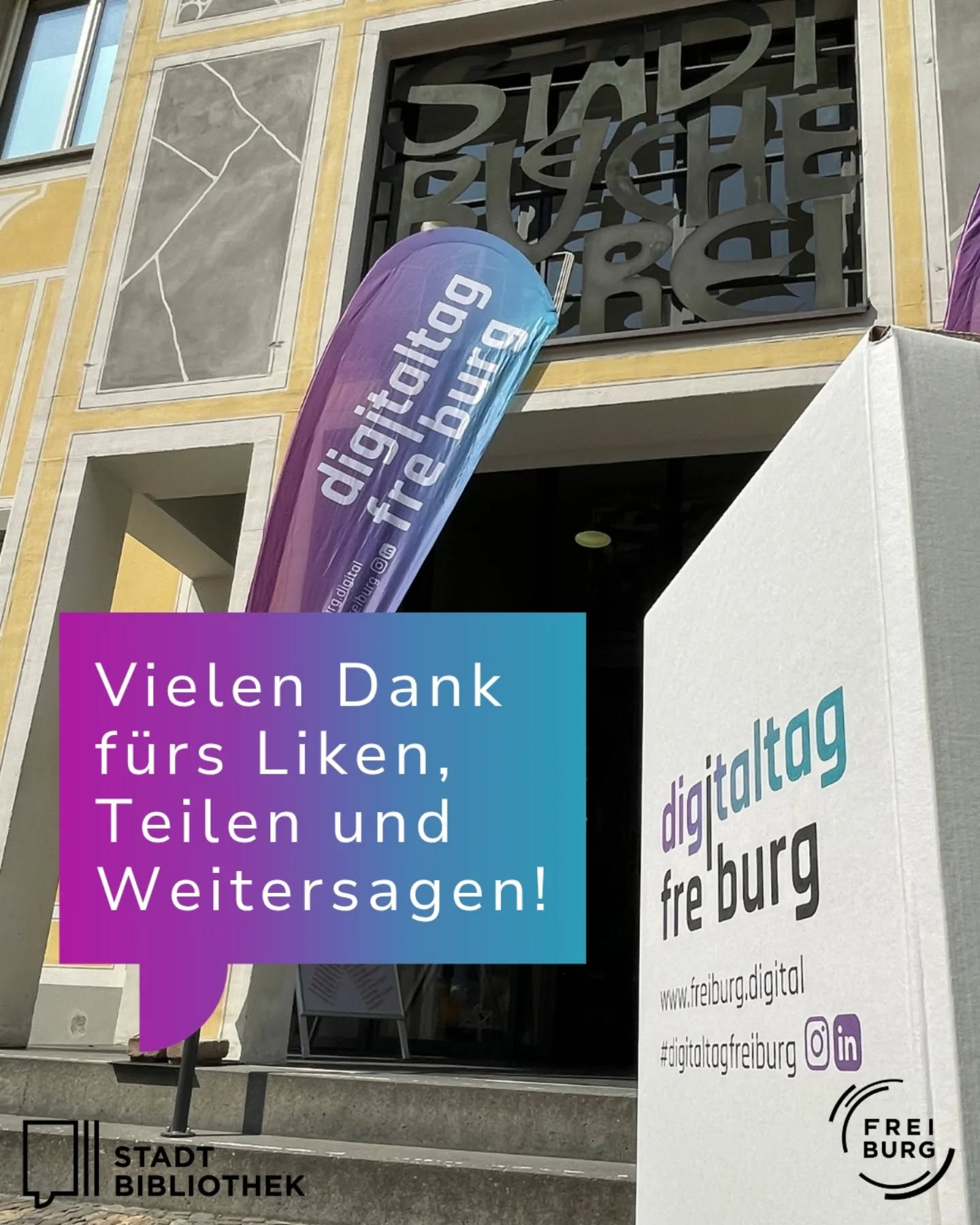 Dieser Alternativtext wurde KI-generiert: Ein blau-violetter Banner mit Text hängt vor dem Eingang eines Gebäudes. Auf dem Banner stehen Dankesworte und eine Aufschrift mit dem Hinweis auf eine Stadtbibliothek.