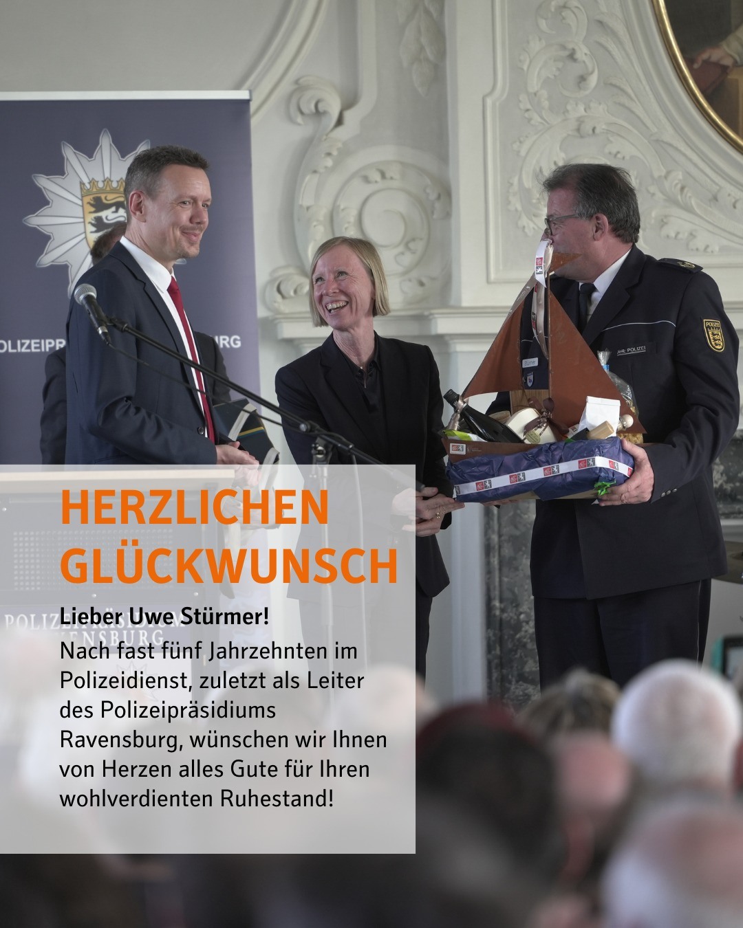 Text im Bild: Herzlichen Glückwunsch; Lieber Uwe Stürmer!
Nach fast fünf Jahrzehnten im Polizeidienst, zuletzt als Leiter des Polizeipräsidiums Ravensburg, wünschen wir Ihnen von Herzen alles Gute für Ihren wohlverdienten Ruhestand!
Bild zeigt Landrat Harald Sievers, Landrätin Stefanie Bürkle und Uwe Stürmer in Uniform, der ein schiffsförmiges Geschenk hält.