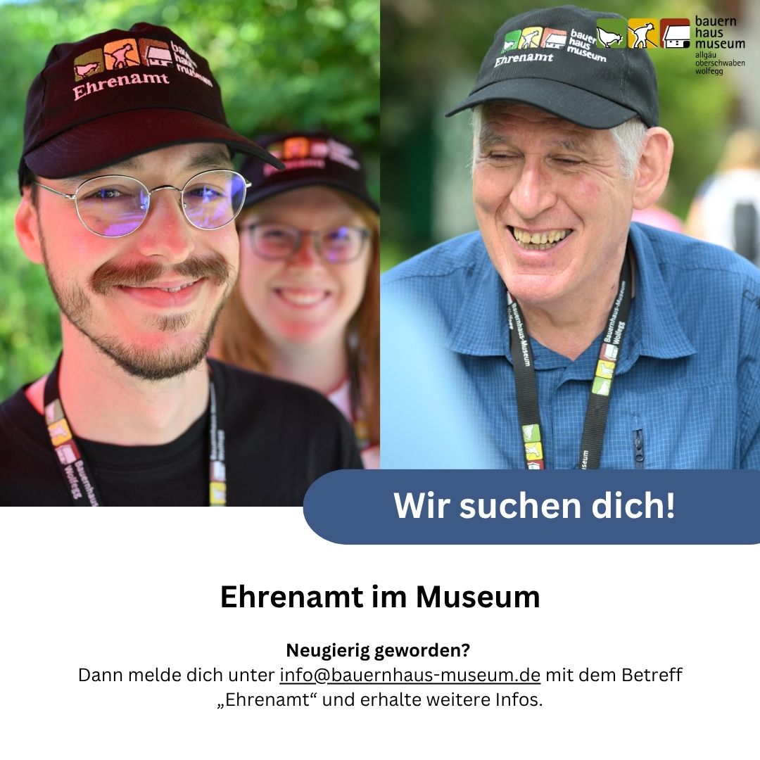 Dieser Alternativtext wurde KI-generiert: Ein farbenfrohes Bild zeigt zwei Personen mit Lächeln und Museumspersonal-Ausweisen vor einem grünen Hintergrund. Ein Textfeld mit dem Aufruf "Wir suchen dich!" ist im Vordergrund zu sehen.