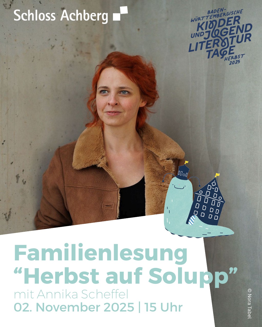 Dieser Alternativtext wurde KI-generiert: Ein Schwarzweißfoto einer Person mit roten Haaren, die in eine Kamera schaut. Darunter befindet sich ein farbiges Werbeplakat für eine Familienlesung im Herbst.