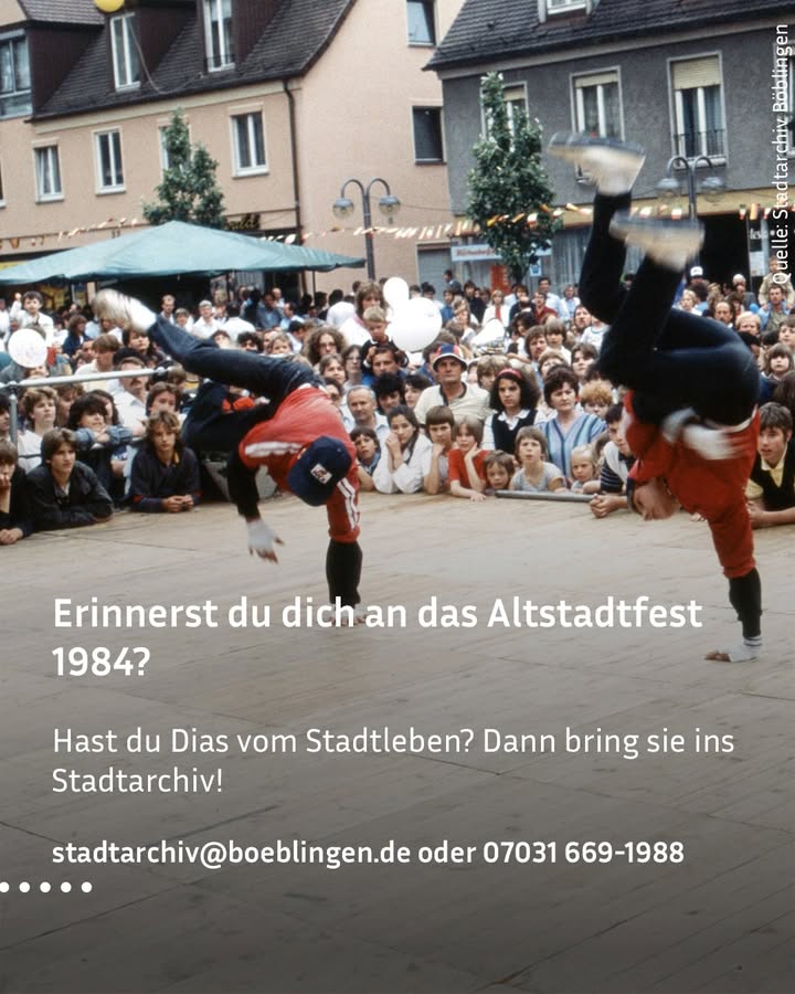 Ein Breakdancer beim Altstadtfest 1984, umgeben von einer großen Menschenmenge. Text fordert zur Abgabe von Dias im Stadtarchiv Böblingen auf.