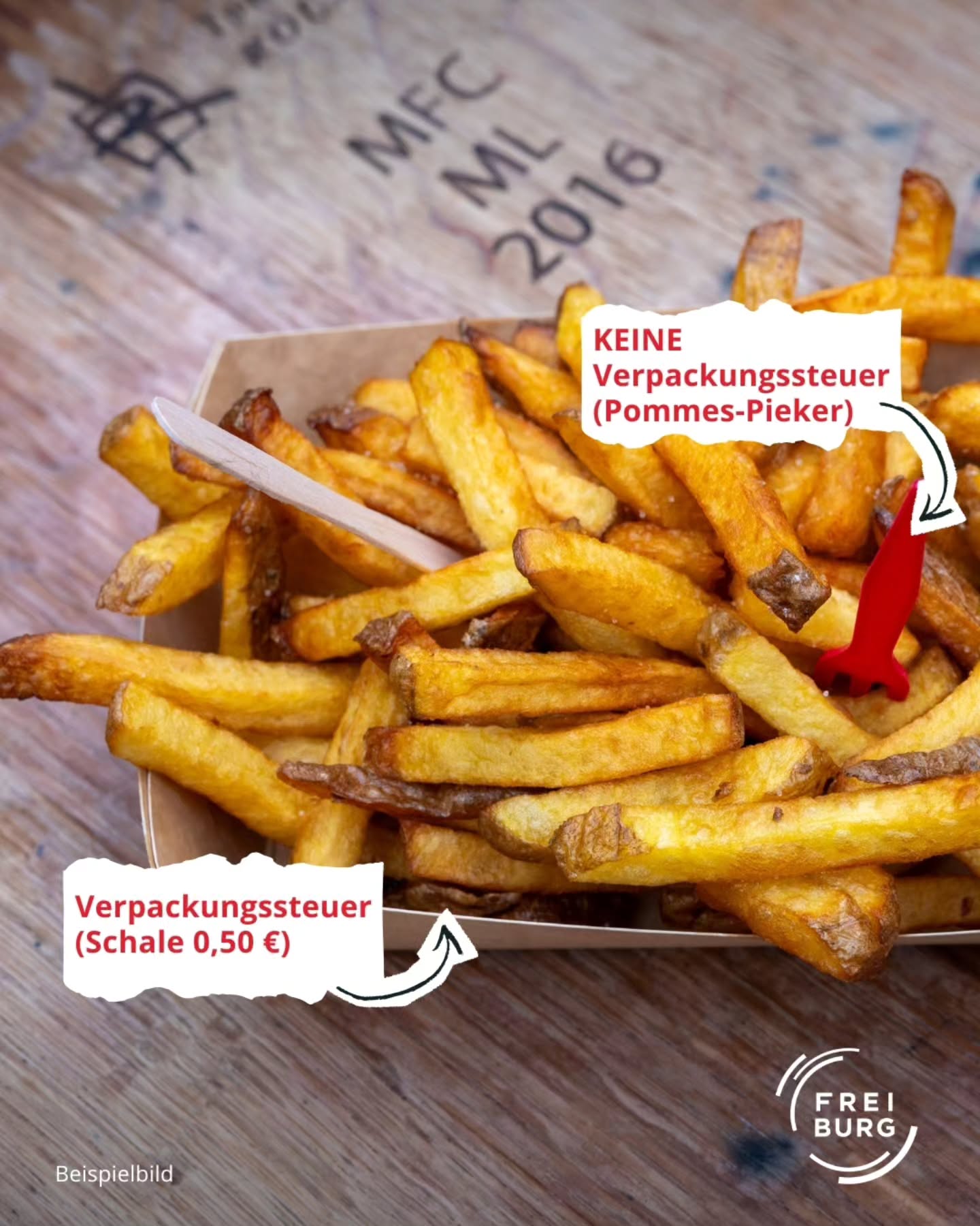Dieser Alternativtext wurde KI-generiert: Ein Teller mit frittierten Kartoffelstiften steht auf einer Holzoberfläche. Auf dem Bild sind Textfelder und ein Logo zu sehen.
