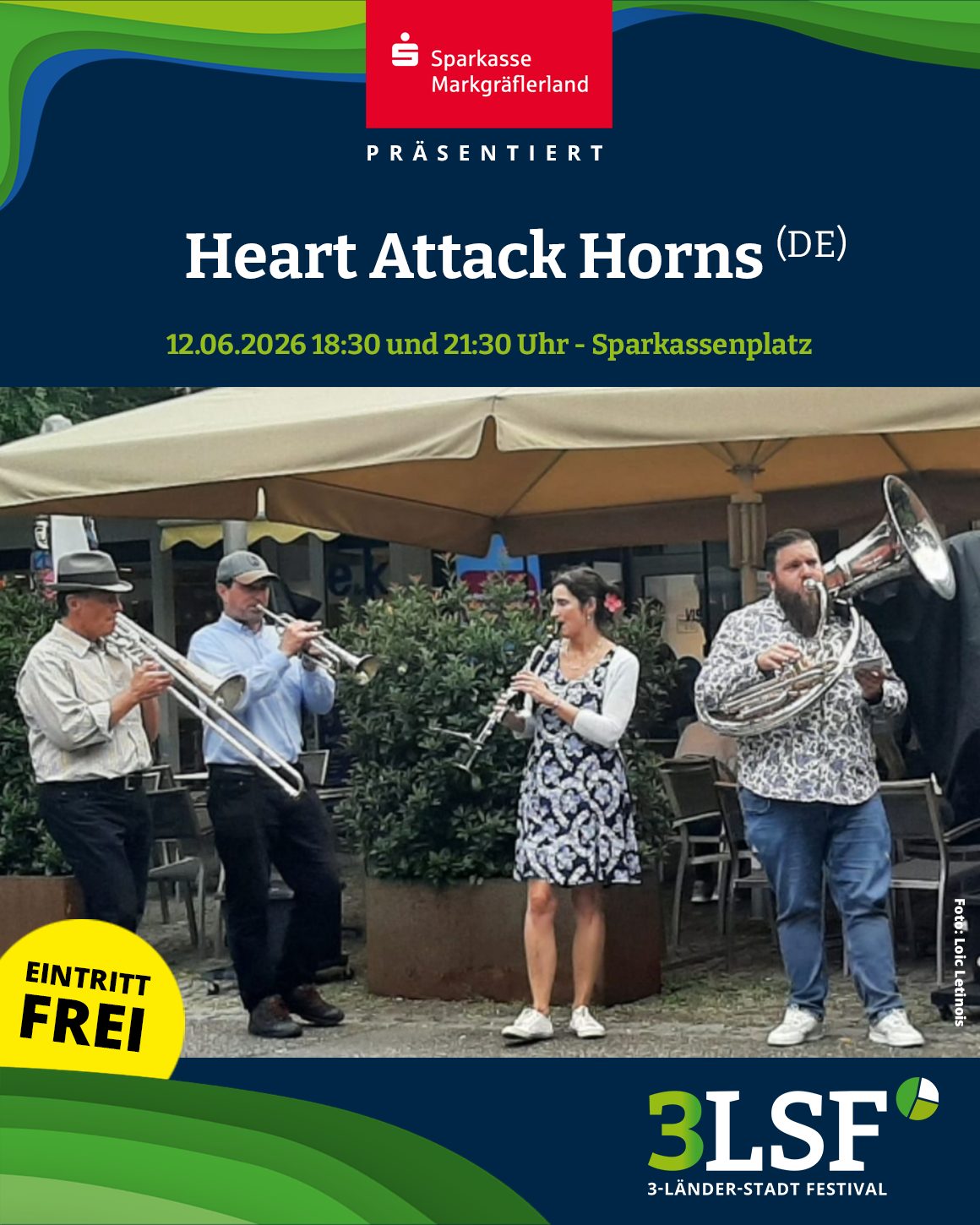 Dieser Alternativtext wurde KI-generiert: Ein farbiges Bild zeigt Musiker mit Blechblasinstrumenten im Freien. Im Hintergrund sind Gebäude und Bäume zu sehen.