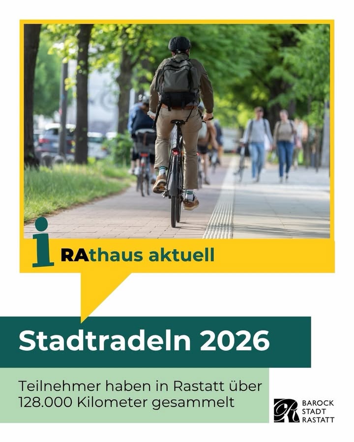Plakat mit dem Titel Stadtradeln 2026. Oben zeigt ein Foto eine Person mit Helm und Rucksack, die auf einem Fahrrad auf einem befestigten Weg von hinten fotografiert wurde, während im Hintergrund weitere Radfahrer und Fußgänger zu sehen sind. Darunter steht der Text Rathaus aktuell sowie Teilnehmer haben in Rastatt über 128.000 Kilometer gesammelt. Unten rechts befindet sich das Logo der Barockstadt Rastatt. (KI-Alternativtext)