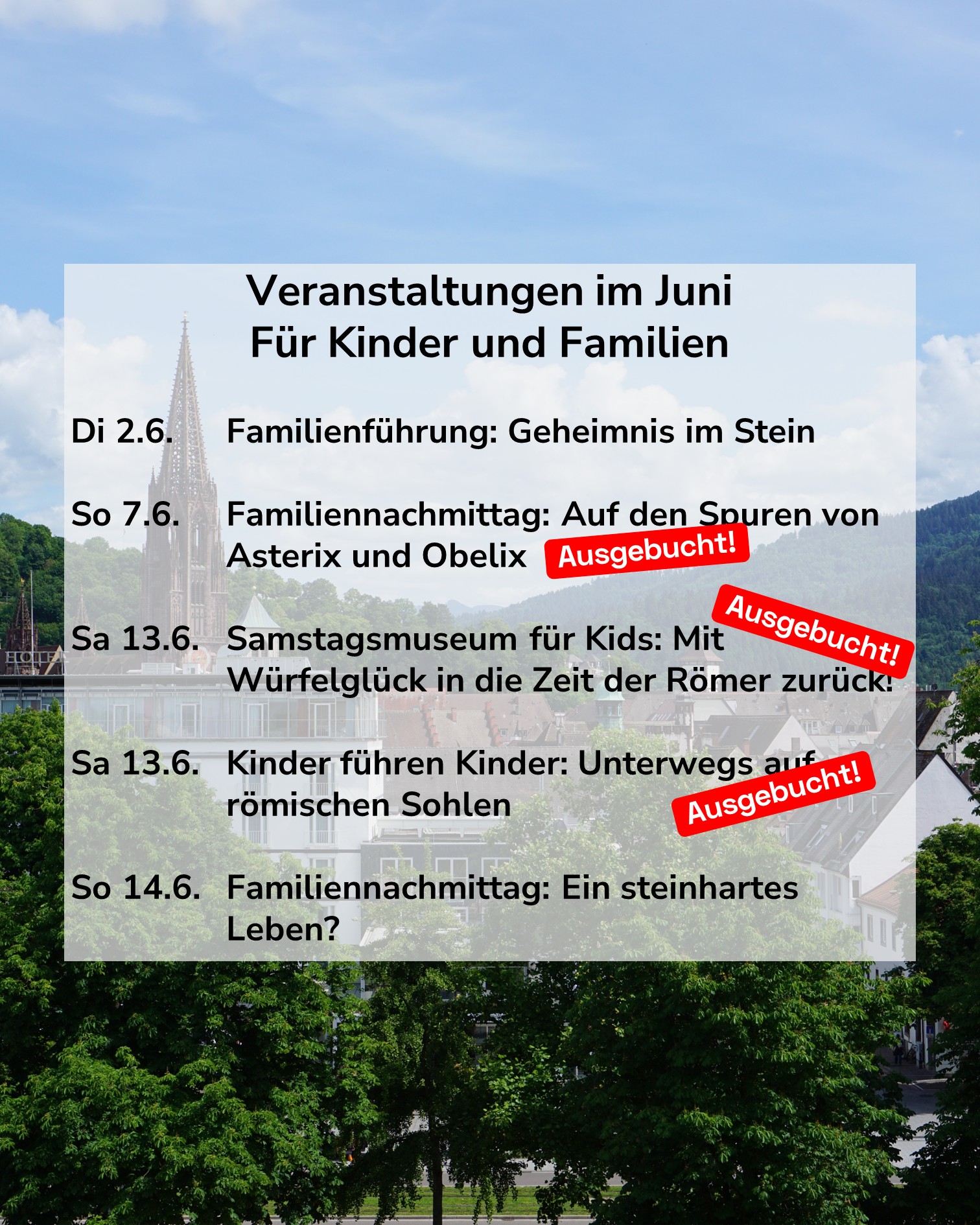 Veranstaltungsübersicht für Kinder und Familien im Juni mit Terminen und Themen; drei Termine sind mit rotem „Ausgebucht!“-Stempel gekennzeichnet. Hintergrund zeigt eine Stadtansicht mit Kirchturm und Bäumen unter blauem Himmel. (KI-Alternativtext)