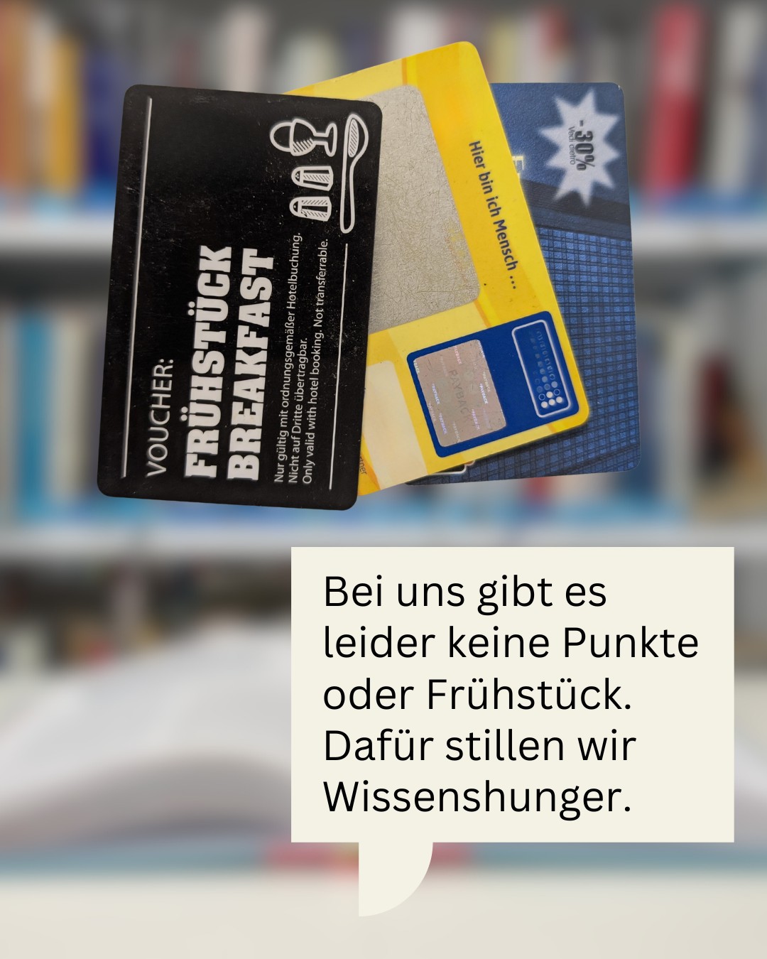 Dieser Alternativtext wurde KI-generiert: Ein Gutschein mit einem Rabatt von 30% liegt auf einer Tischdecke. Auf dem Gutschein sind Illustrationen von Frühstücksgegenständen und Text zu finden.