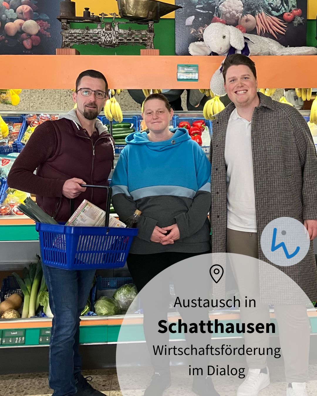 Dieser Alternativtext wurde KI-generiert: Eine Aufnahme in einem Supermarkt zeigt drei Personen vor Regalen voller Lebensmittel. Im Vordergrund befindet sich Text und ein Symbol, die auf eine Veranstaltung in Schattthausen hinweisen.