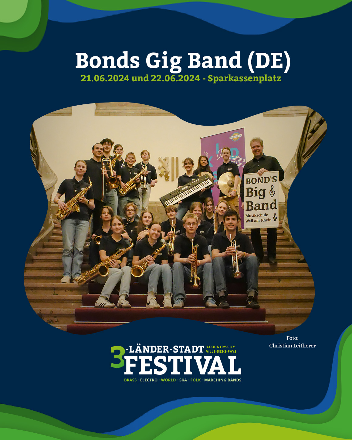 Eine Jugendband spielt auf einer Treppe. Im Hintergrund ist die Ankündigung eines Festivals zu sehen.
