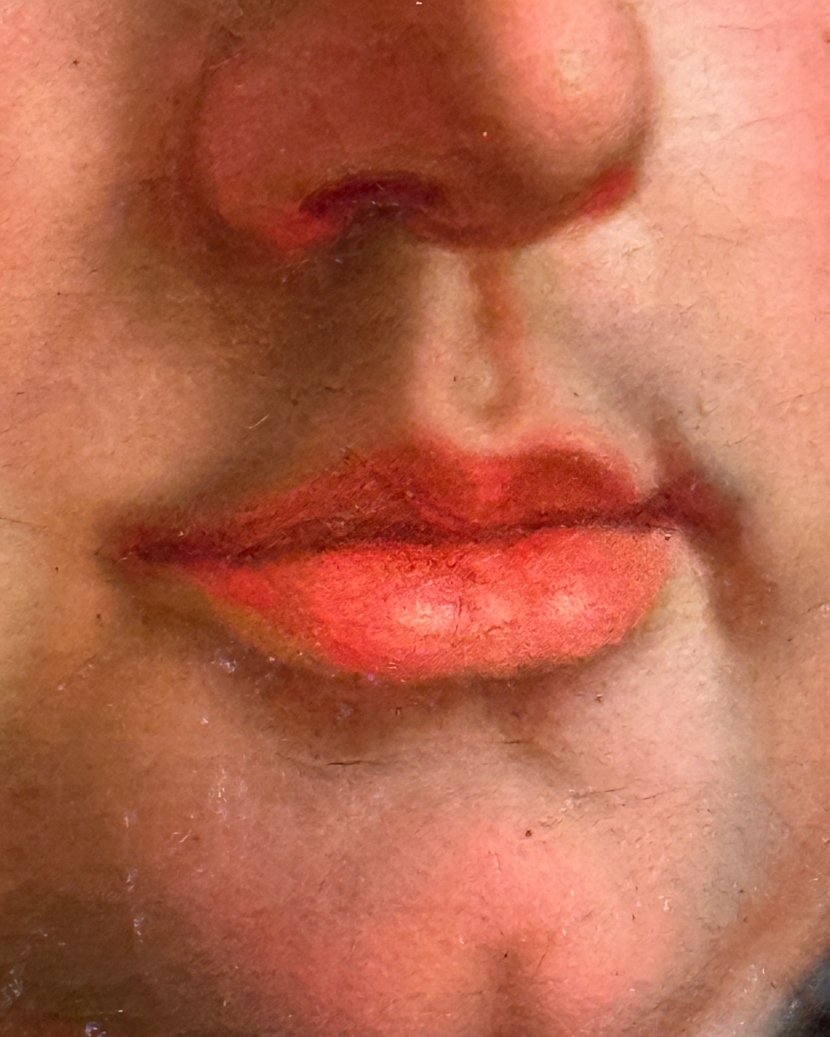 Nahaufnahme des unteren Gesichts einer Person. Die Lippen sind mit einem kräftigen, rot-orangen Lippenstift geschminkt. Die Hauttextur ist detailliert sichtbar. (KI-Alternativtext)