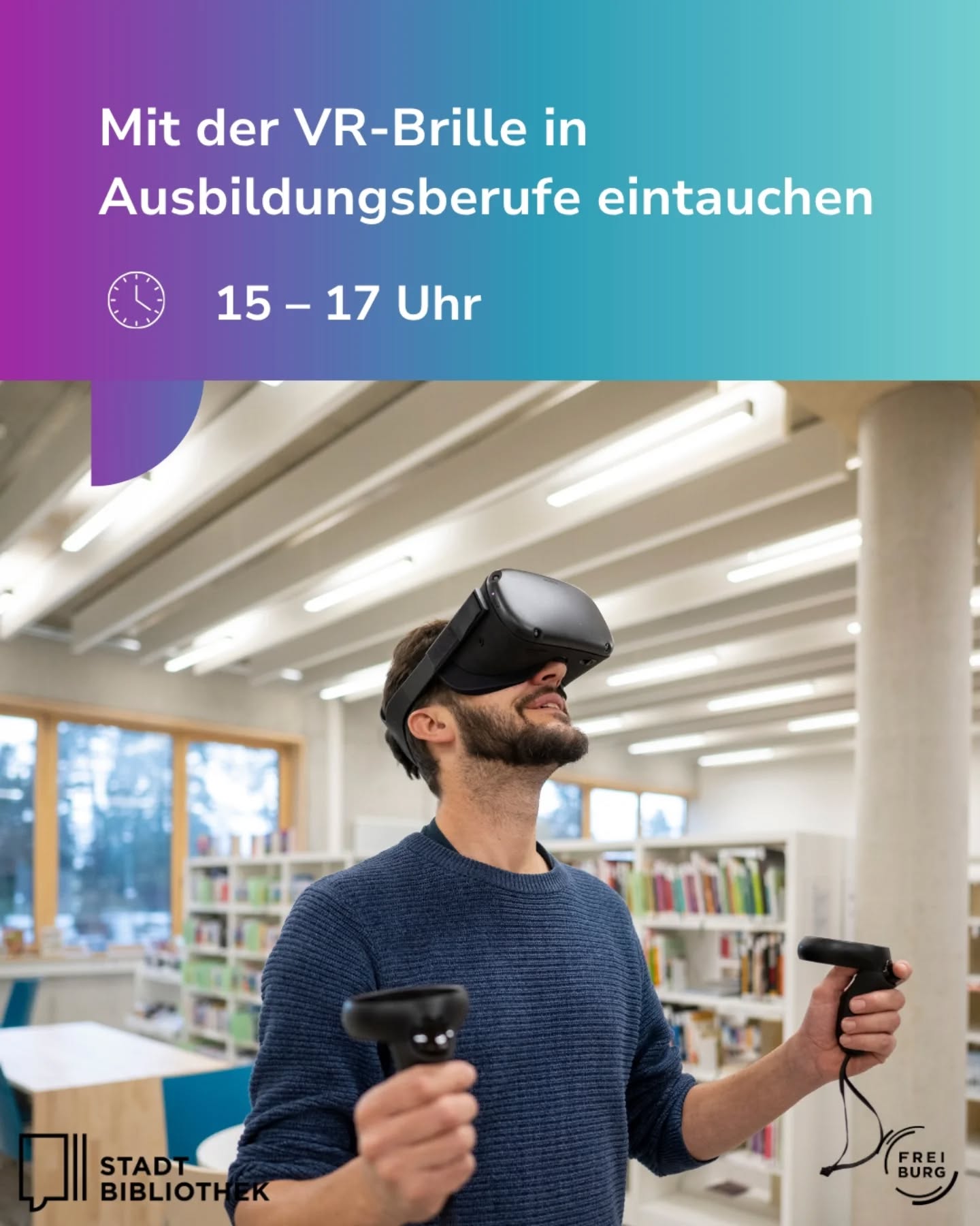 Dieser Alternativtext wurde KI-generiert: Eine Person trägt eine VR-Brille und hält Controller in den Händen. Im Hintergrund befindet sich ein heller Raum mit Regalen und Büchern.