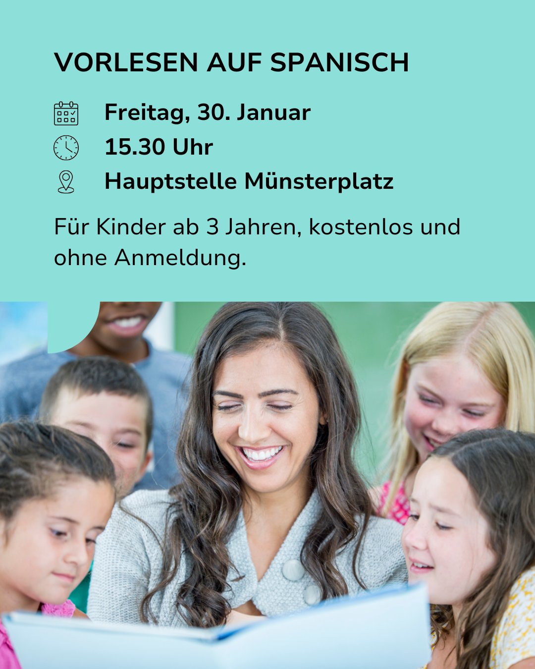 Dieser Alternativtext wurde KI-generiert: Ein farbiges Bild zeigt eine Gruppe von Menschen, darunter Kinder, die einer Person zuhören, die etwas vorliest. Der Hintergrund ist hell und weist einen grünen Farbtupfer auf.