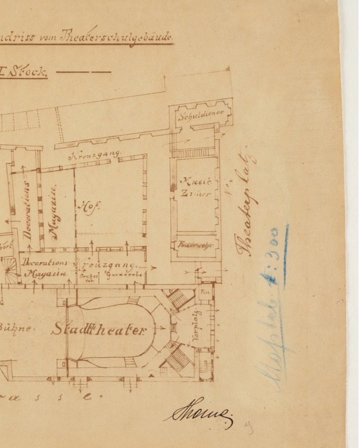 Dieser Alternativtext wurde KI-generiert: Schwarz-weißes Bild einer handgezeichneten architektonischen Skizze eines Gebäudegrundrisses. Es zeigt verschiedene Räume und Gänge, beschriftet mit historischen deutschen Begriffen.