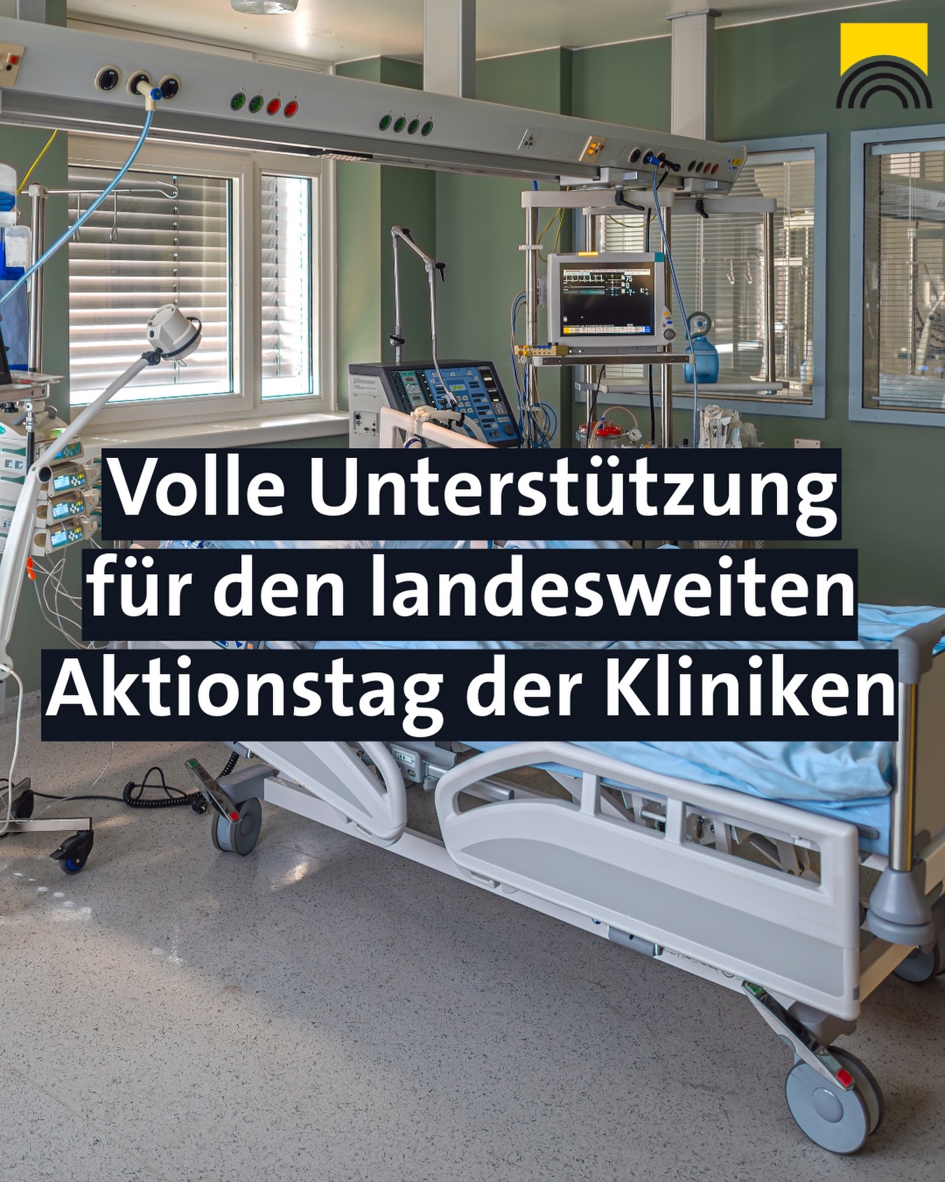 Ein Krankenhausbett mit medizinischen Geräten in einem hellen Raum, überlagert von dem Text „Volle Unterstützung für den landesweiten Aktionstag der Kliniken“. Oben rechts ist ein gelbes Logo mit einem Bogen zu sehen. (KI-Alternativtext)