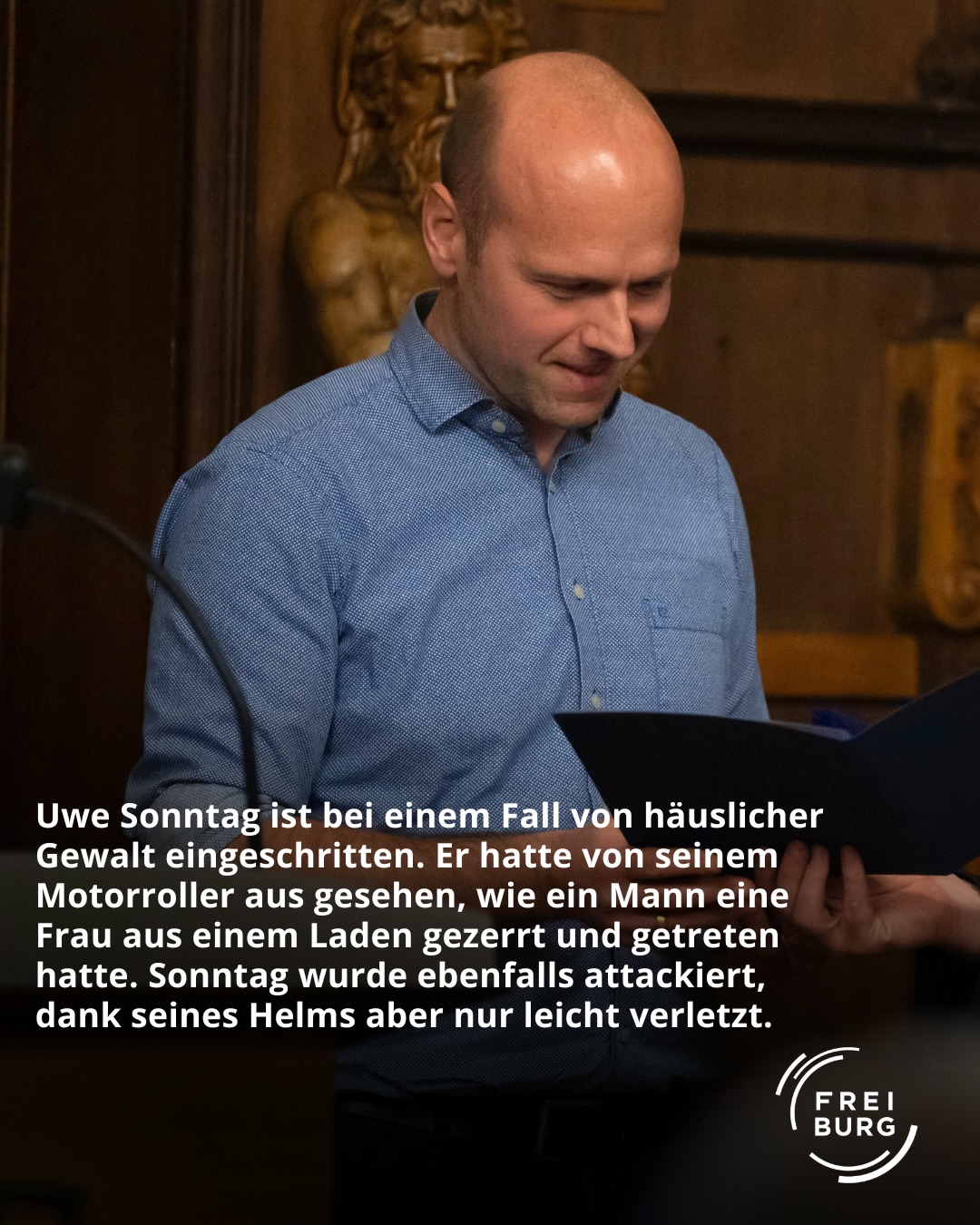 Dieser Alternativtext wurde KI-generiert: Ein Schwarz-Weiß-Porträt einer Person mit Bart, die in die Kamera schaut. Unter dem Bild befindet sich Text, der über einen Vorfall berichtet.