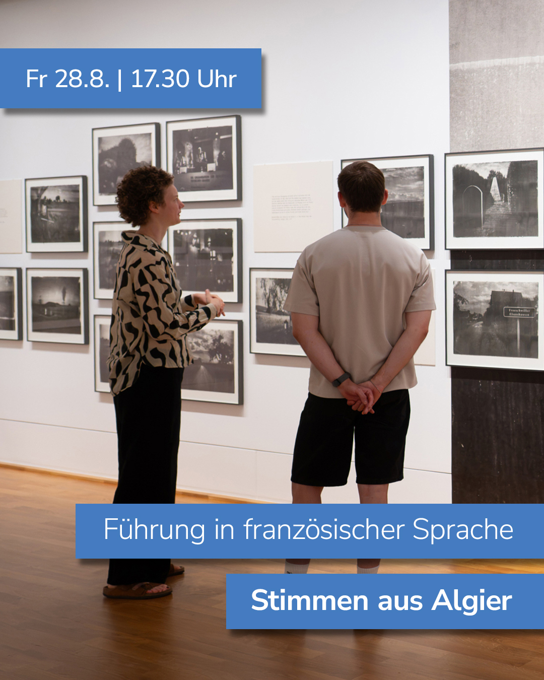 Zwei Personen stehen in einer Galerie und betrachten gerahmte Schwarz-Weiß-Fotografien an einer weißen Wand. Ein blauer Balken oben links gibt den Termin "Fr 28.8. | 17.30 Uhr" an. Unten stehen die Texte "Führung in französischer Sprache" und "Stimmen aus Algier". (KI-Alternativtext)