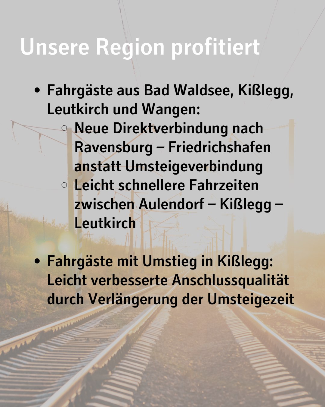 Dieser Alternativtext wurde KI-generiert: Ein Textplakat mit Informationen zu Fahrgastverbindungen und Verbesserungen im öffentlichen Nahverkehr. Das Bild zeigt Gleise im Hintergrund.