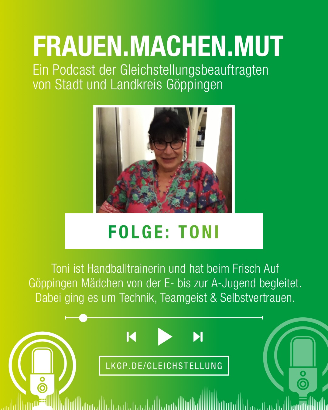 Dieser Alternativtext wurde KI-generiert: Ein farbenfrohes Bild im Hochformat zeigt eine Frau mit kurzem, grauem Haar, die lächelnd in die Kamera schaut. Darunter befindet sich ein Podcast-Logo und Textinformationen.