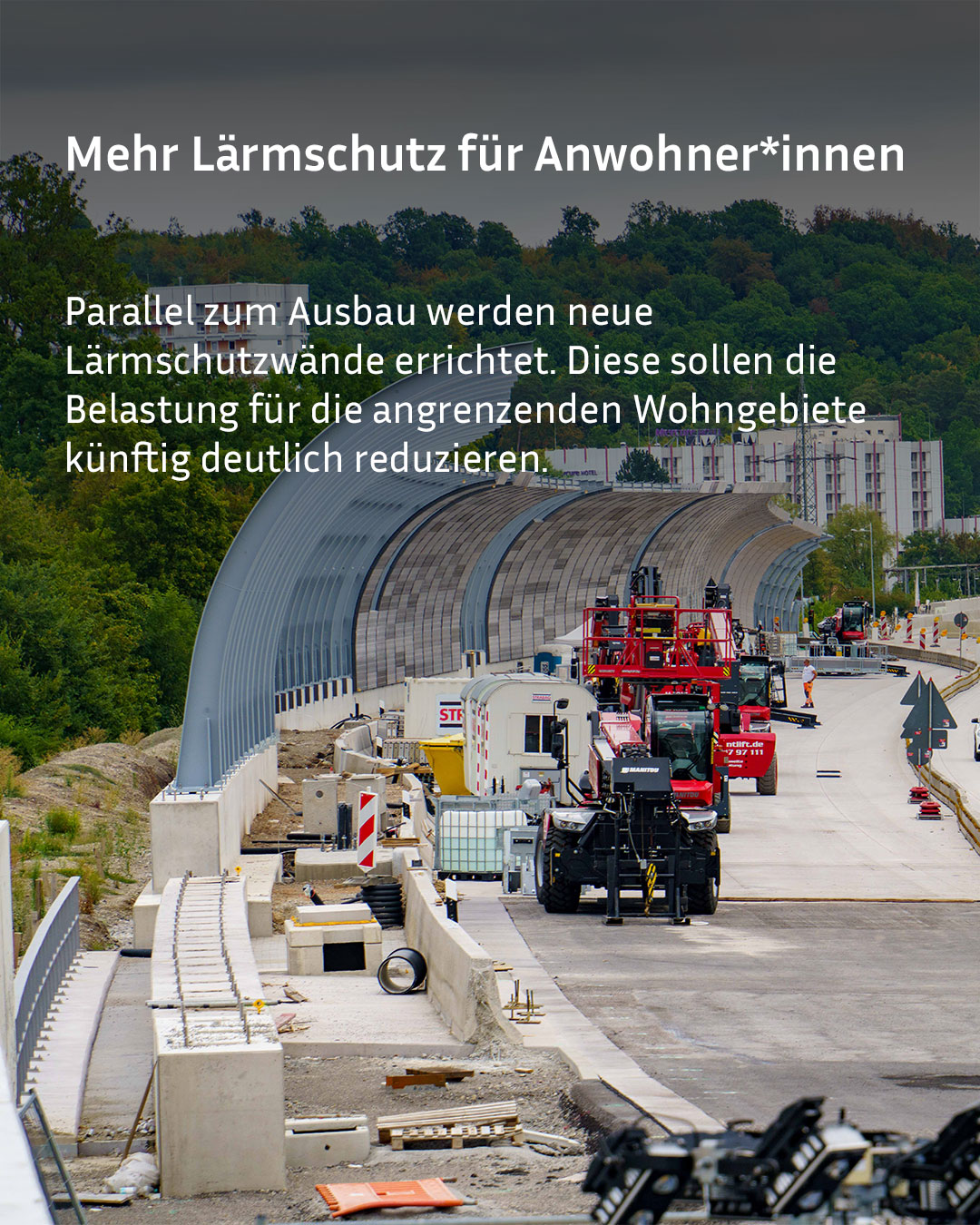 Große Lärmschutzwände in Bogenform schützen eine Straße an einem Baustellenbereich. Auf der Fahrbahn stehen rote Baumaschinen neben einer mobilen Arbeitsstelle. Der eingeblendete Text lautet: "Mehr Lärmschutz für Anwohner*innen – Parallel zum Ausbau werden neue Lärmschutzwände errichtet, die die Belastung für angrenzende Wohngebiete künftig deutlich reduzieren." (KI-Alternativtext)