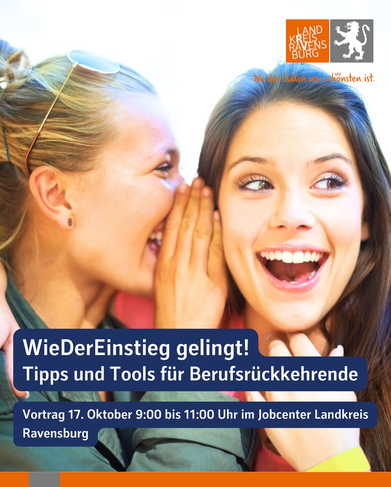 Dieser Alternativtext wurde KI-generiert: Ein Schwarz-Weiß-Foto zeigt zwei Personen, die sich flüsternd etwas zugeben. Im unteren Bildbereich befindet sich Text zu einer Veranstaltung mit dem Titel "WieDerEinstieg".