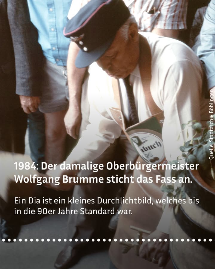 Szene von 1984: Eine Person sticht ein Fass an. Text informiert über Dias als Durchlichtbilder. Stadtarchiv Böblingen Quelle.