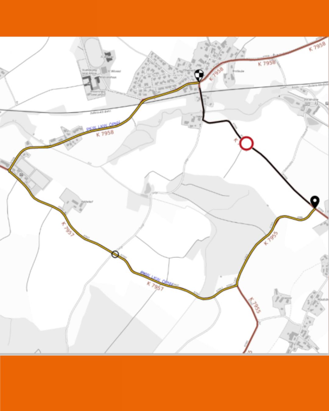 Dieser Alternativtext wurde KI-generiert: Darstellung einer topografischen Karte mit eingezeichneten Linien in verschiedenen Farben, die einen Weg oder eine Route andeuten. Die Karte ist in Graustufen gehalten.
