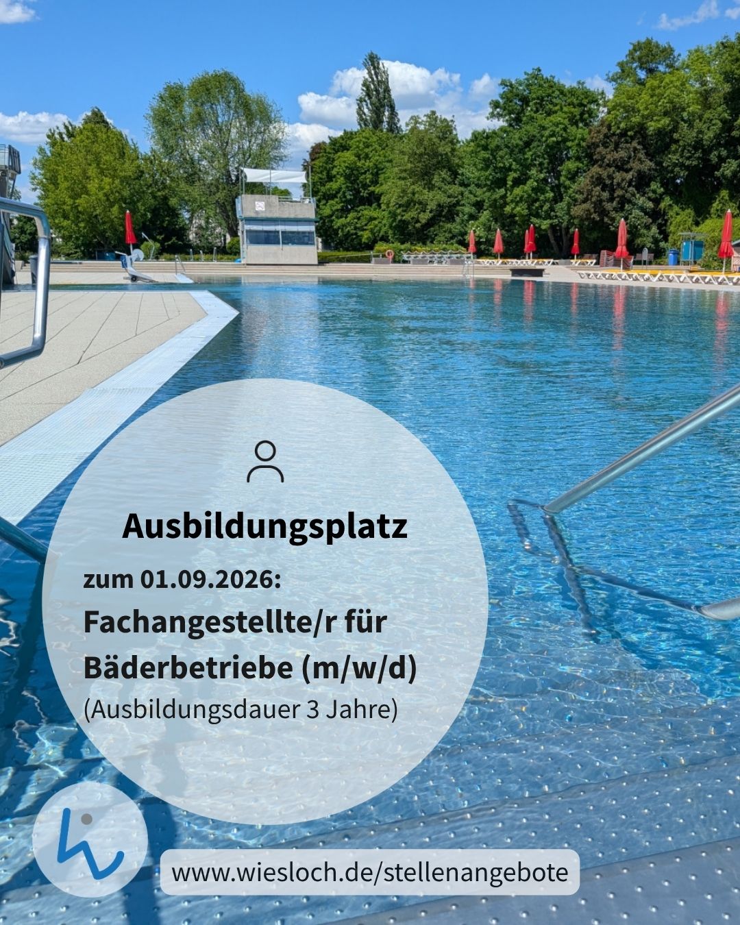 Ausbildungsplatz zum 01.09.2026 für Fachangestellte/r für Bäderbetriebe (m/w/d), Ausbildungsdauer 3 Jahre. Im Hintergrund ein Freibad mit blauem Wasser, Rettungsturm und roten Sonnenschirmen. Unten der Link www.wiesloch.de/stellenangebote. (KI-Alternativtext)
