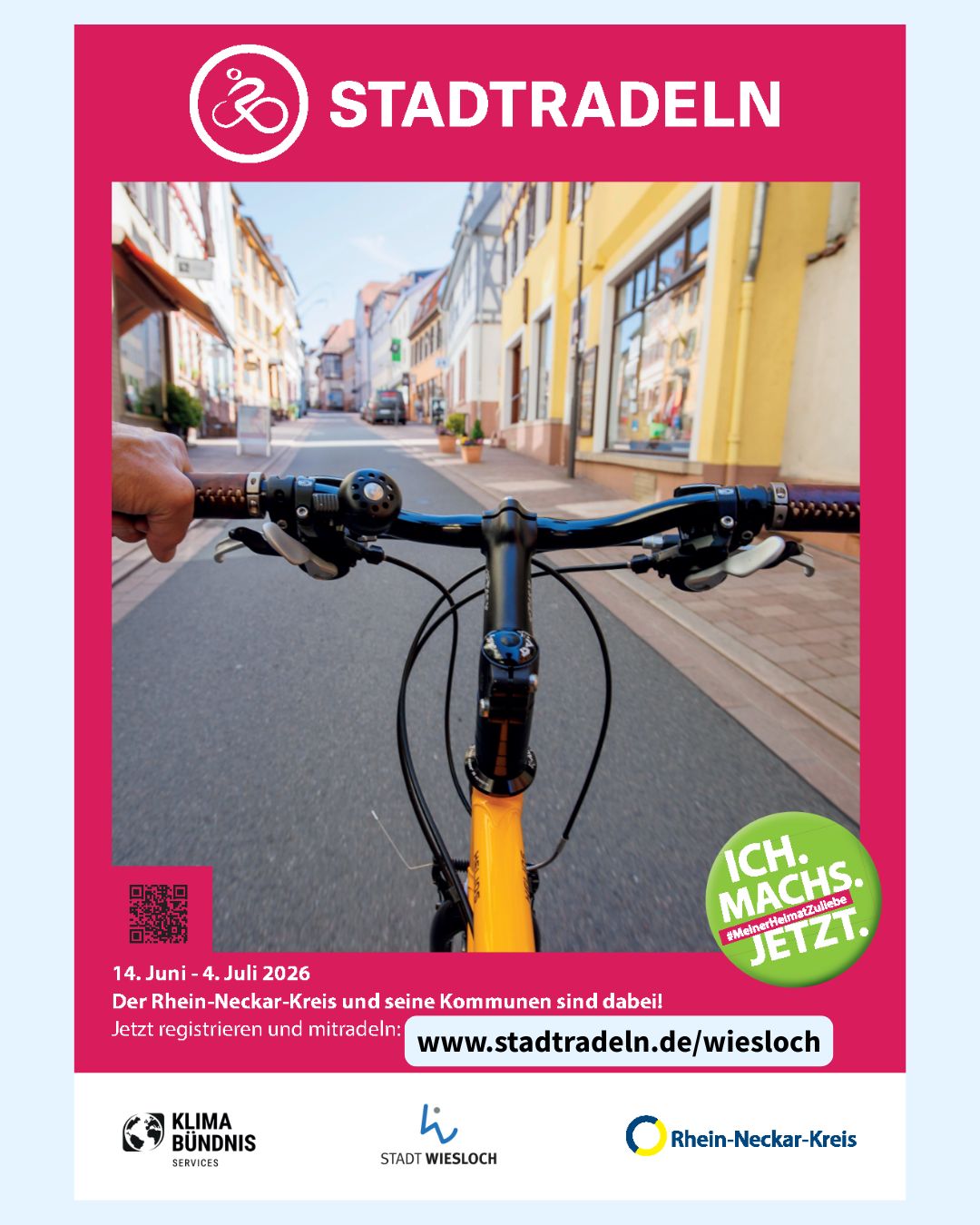Plakat für „Stadtradeln“ mit Blick aus der Radfahrerperspektive auf eine städtische Straße. Oben der Schriftzug „STADTRADELN“, unten Termine (14. Juni – 4. Juli 2026), Hinweis auf den Rhein-Neckar-Kreis, Registrierungslink und Logos von Klima-Bündnis, Stadt Wiesloch und Rhein-Neckar-Kreis. Rechts grüner Button mit „ICH. MACHS. JETZT.“ und Hashtag. (KI-Alternativtext)