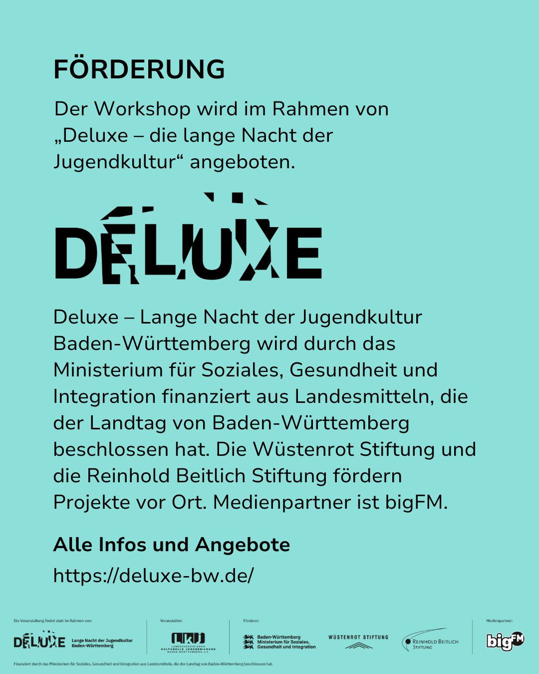Förderungsplakat auf hellblauem Hintergrund mit der Überschrift „FÖRDERUNG“ und dem Hinweis, dass der Workshop im Rahmen von „Deluxe – die lange Nacht der Jugendkultur“ angeboten wird. Unter dem großen „DELUXE“-Logo wird ausgeführt, dass die Veranstaltung vom Ministerium für Soziales, Gesundheit und Integration finanziert wird und die Wüstenrot sowie Reinhold Beitlich Stiftung Projekte fördern, wobei bigFM Medienpartner ist. Abschließend steht „Alle Infos und Angebote“ mit der URL https://deluxe-bw.de/ sowie Logos der Partnerorganisationen. (KI-Alternativtext)