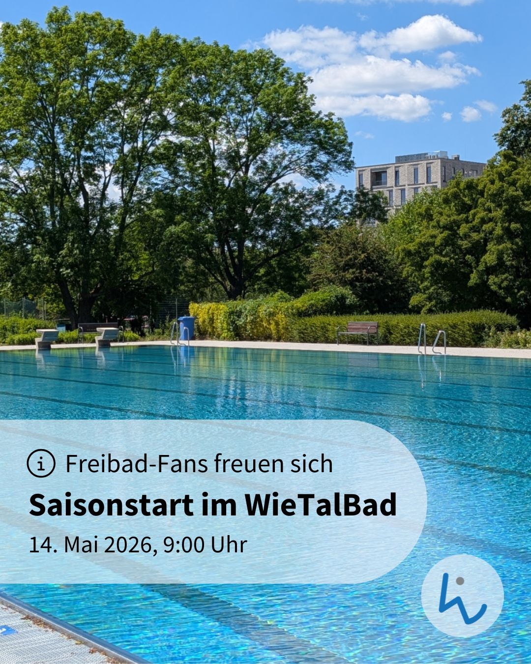 Dieser Alternativtext wurde KI-generiert: Ein Schwimmbecken mit klarem, blauem Wasser wird von Bäumen und Büschen umgeben. Im Hintergrund ist ein Gebäude zu sehen.