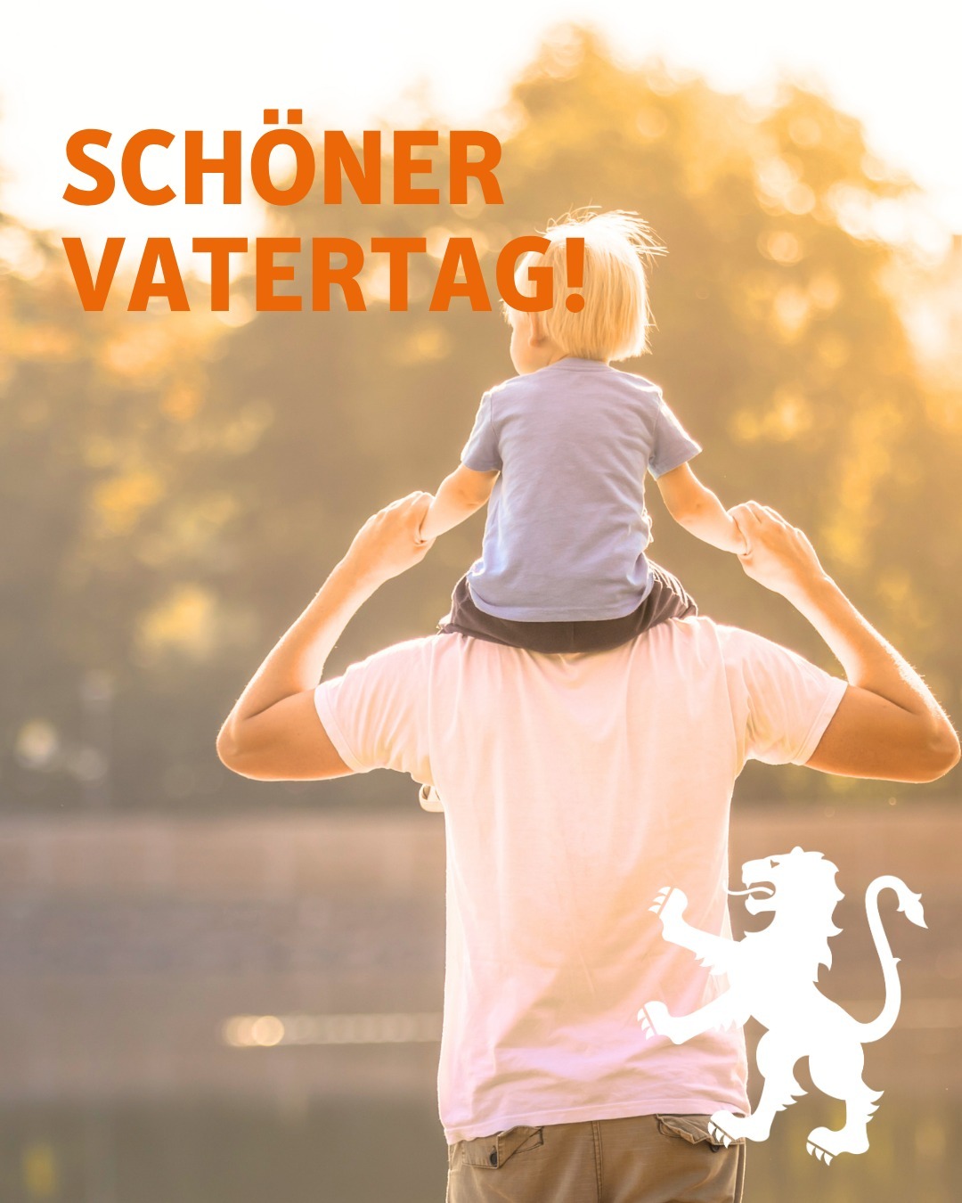 Zu sehen ist ein Mann, der ein Kind auf seinen Schultern trägt. Zu sehen ist der Landkreis-Löwe. Bildtext: Schöner Vatertag!