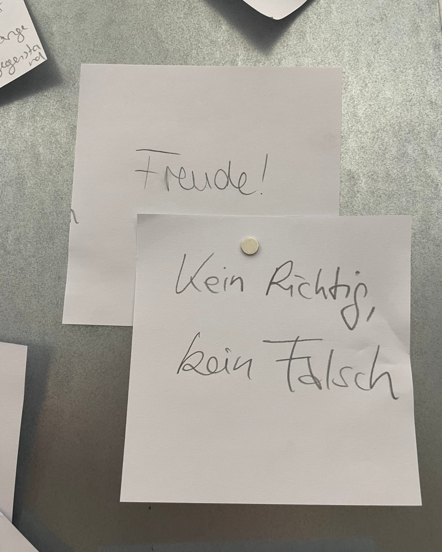 Dieser Alternativtext wurde KI-generiert: Ein strukturiertes, helles Bild zeigt mehrere Haftnotizen an einer Oberfläche. Auf den Notizen sind handschriftliche Texte in deutscher Sprache zu sehen.