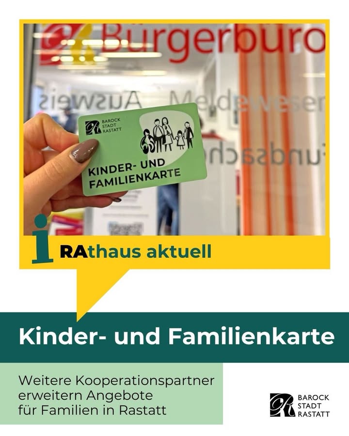 Dieser Alternativtext wurde KI-generiert: Ein Werbeplakat mit Informationen zu einer Familienkarte. Das Plakat ist in Gelb-, Grün- und Weißtönen gehalten und zeigt ein Symbol mit mehreren Personen.
