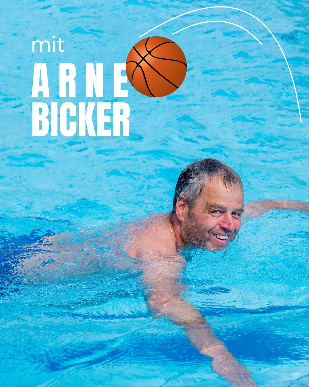 Ein lächelnder Mensch schwimmt im blauen Wasser, über ihm schwebt ein Basketball mit der Aufschrift „mit ARNE BICKER“. (KI-Alternativtext)