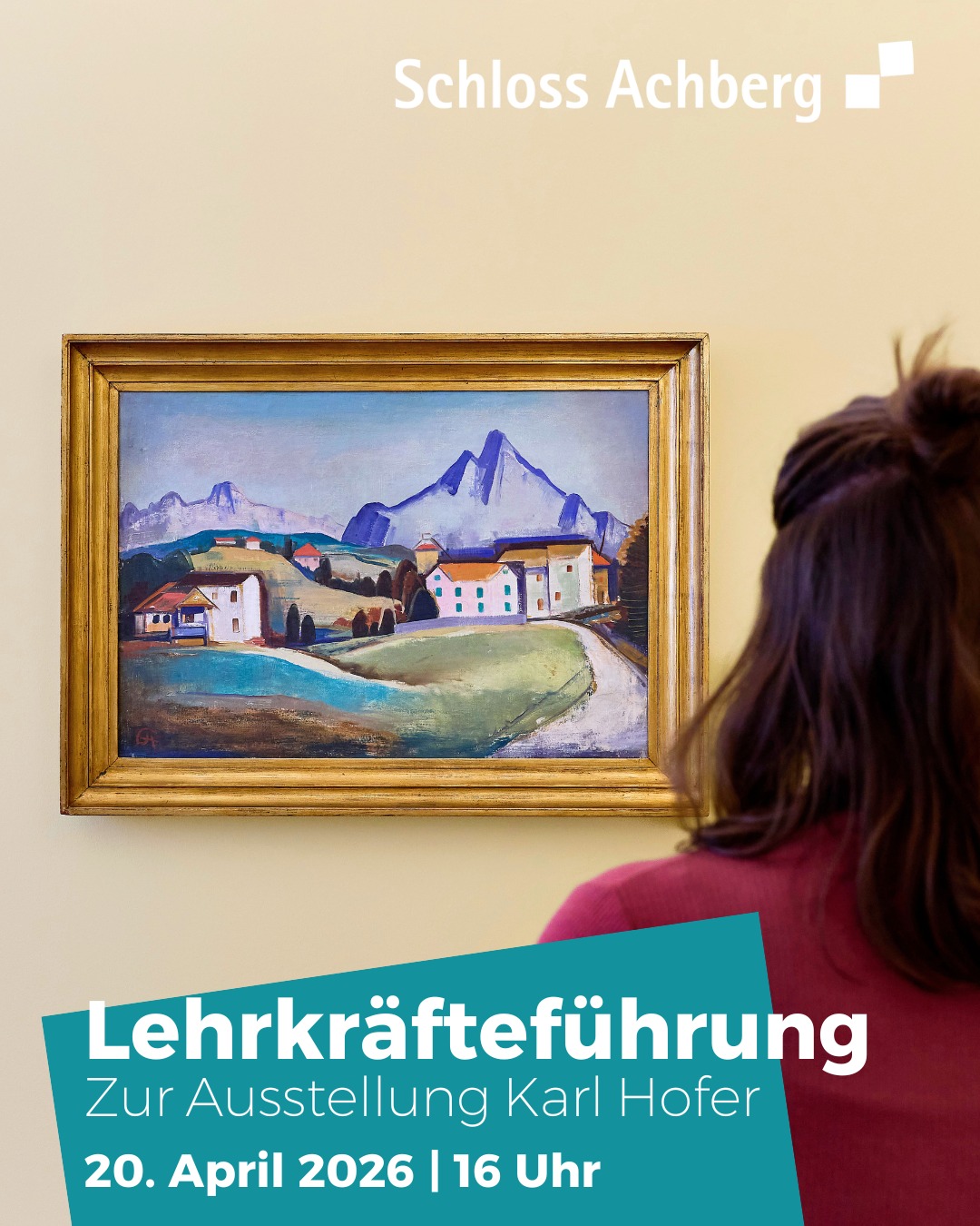Dieser Alternativtext wurde KI-generiert: Ein gerahmtes Gemälde mit einer Landschaft und Gebäuden hängt an einer Wand. Eine Person betrachtet das Kunstwerk von der Seite.