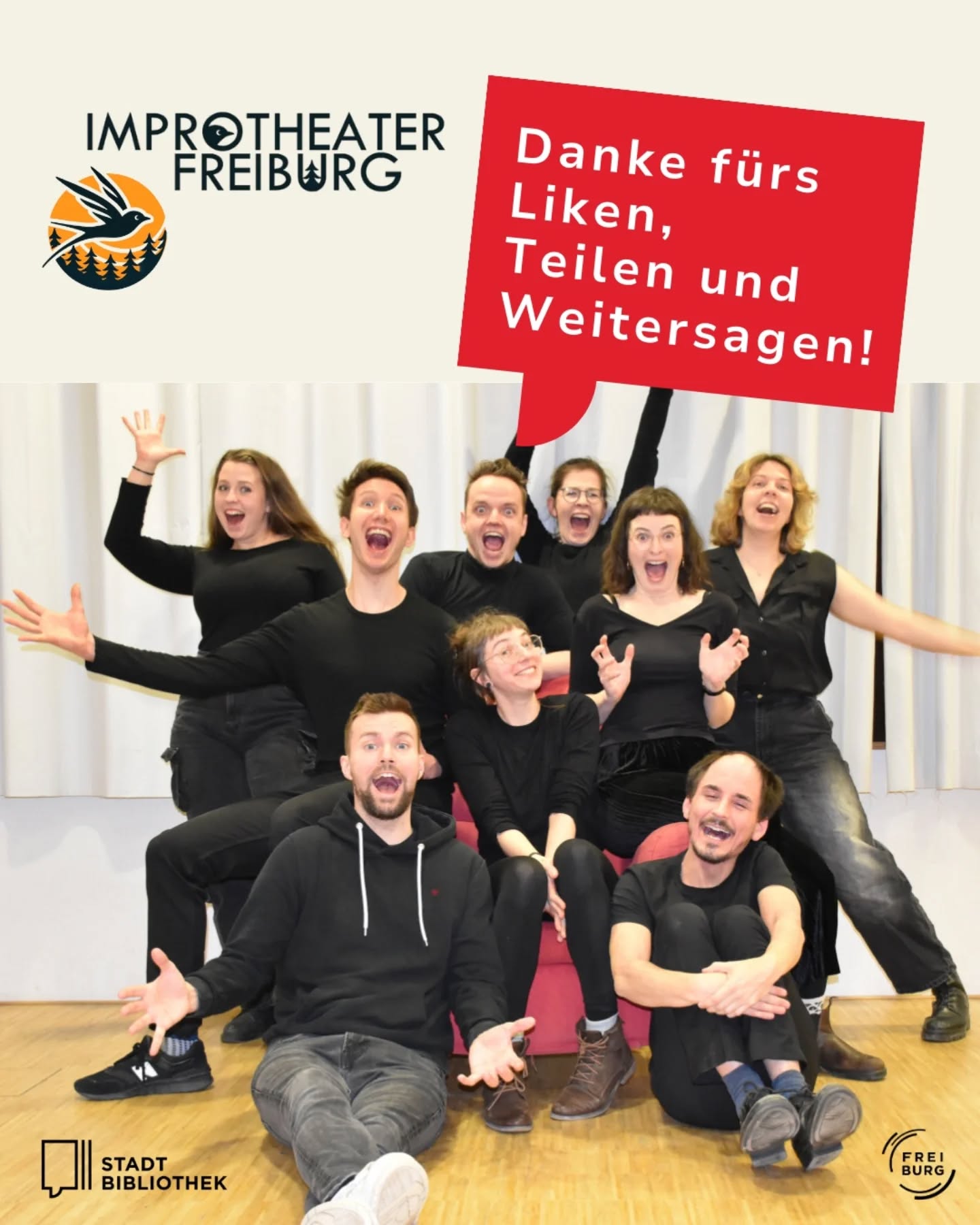 Dieser Alternativtext wurde KI-generiert: Ein farbiges Bild zeigt eine Gruppe von Personen, die begeistert in die Kamera schreien und lächeln. Im Hintergrund befindet sich ein rotes Schild mit weißer Schrift, das zum Liken, Teilen und Weitersagen auffordert.