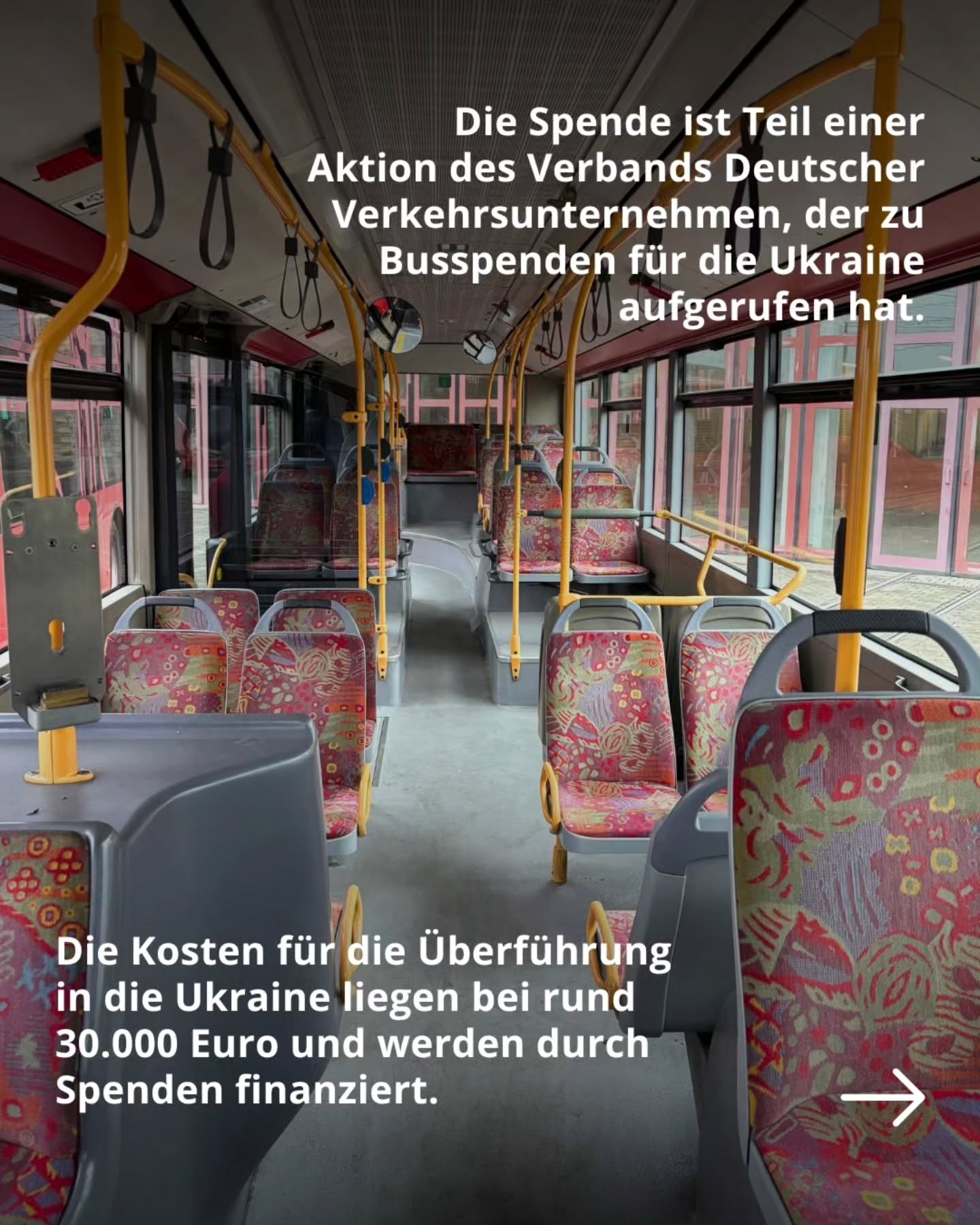 Dieser Alternativtext wurde KI-generiert: Innenansicht eines fast leeren Busses mit roten Sitzen. Text im Bild informiert über eine Spendenaktion für die Ukraine und die damit verbundenen Transportkosten.